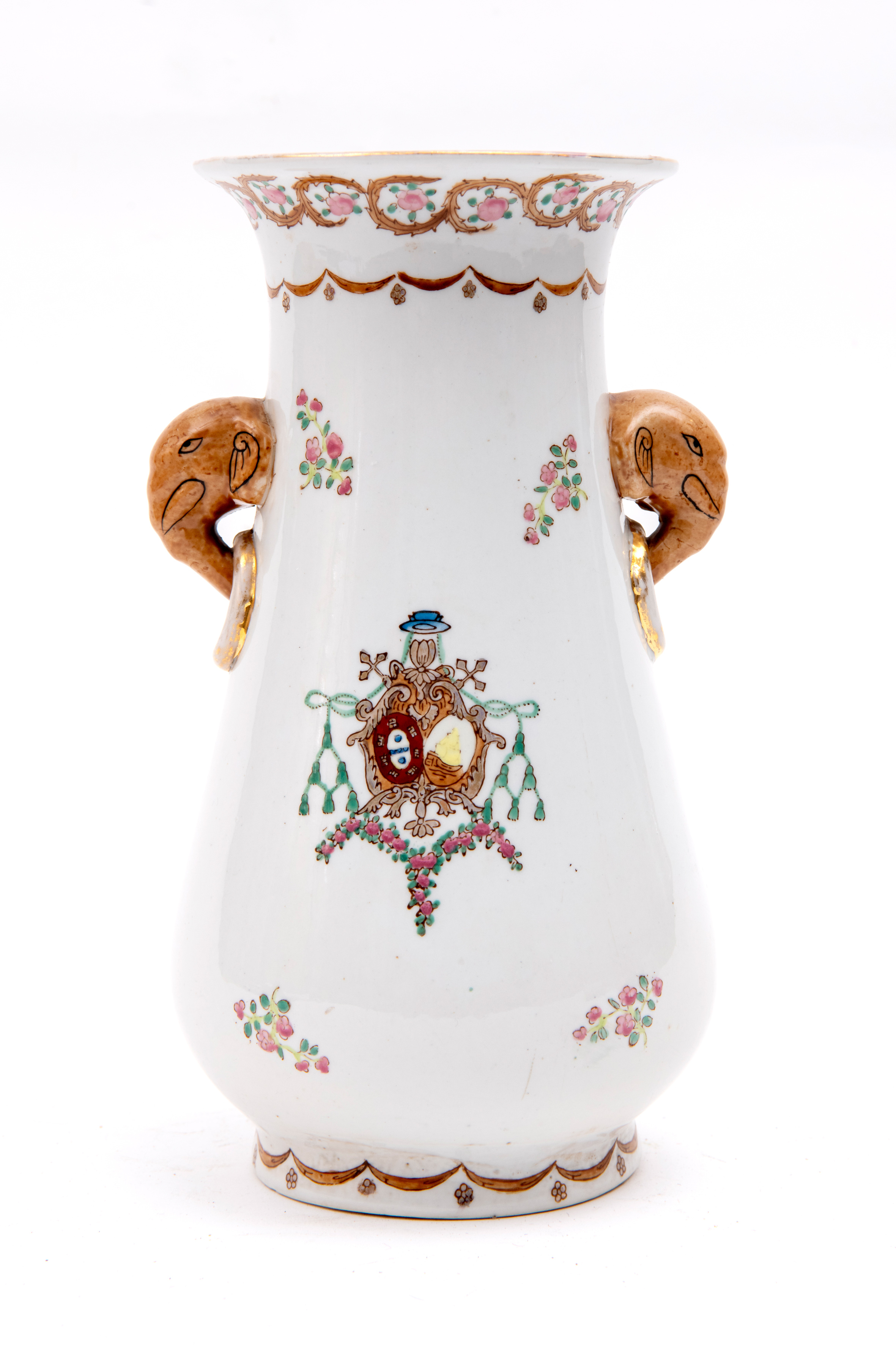 Jarrón en porcelana esmaltada de Compañía de Indias, China, S. XVIII
De cuerpo globular con...