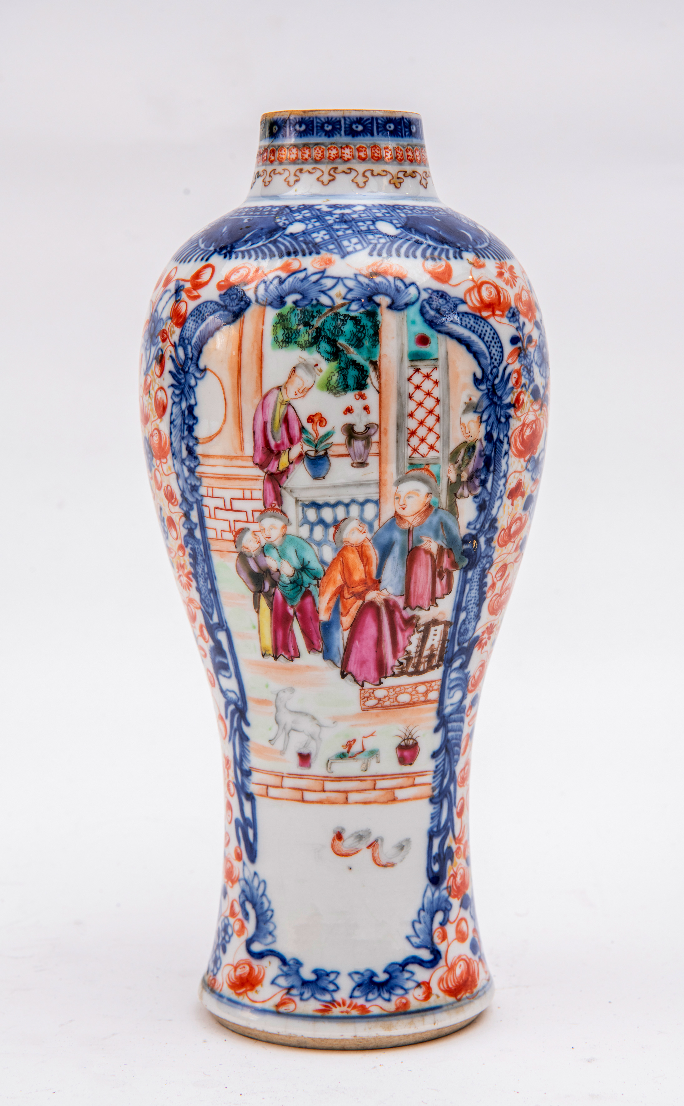 Tibor en porcelana esmaltada, Periodo Qianlog, China, S. XVII
Cuerpo globular con escenas...