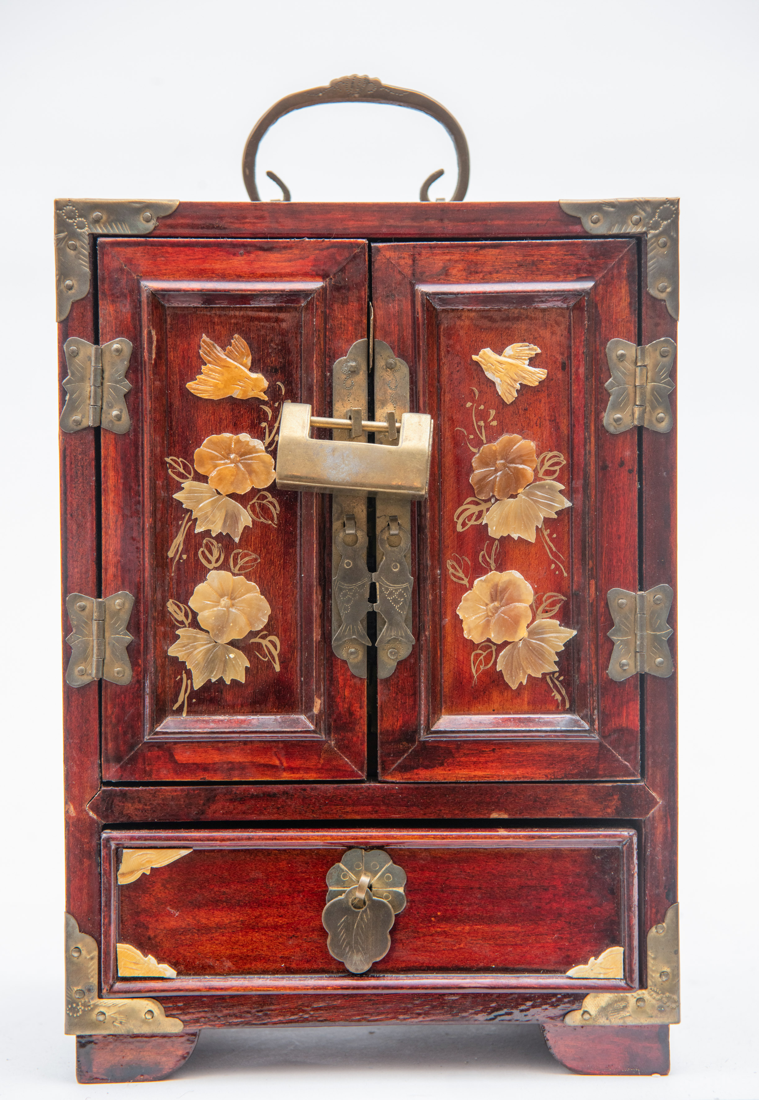 Caja joyero en forma de armario en miniatura, China, pp. S. XX
En madera de palisandro lacada con...