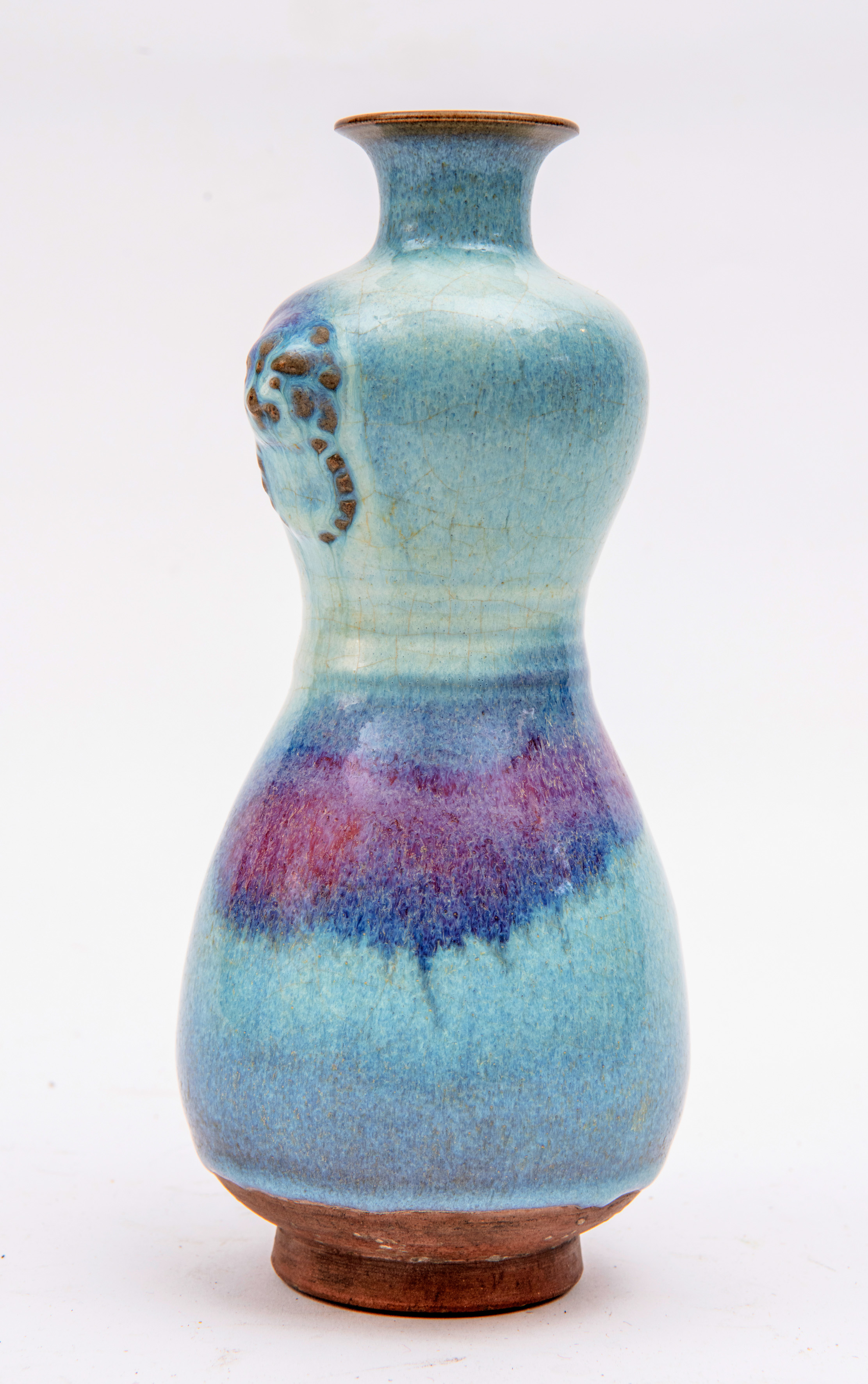 Tibor en forma de calabaza en porcelana con vidriado flambe, China, S. XVII
Altura: 24 cm.