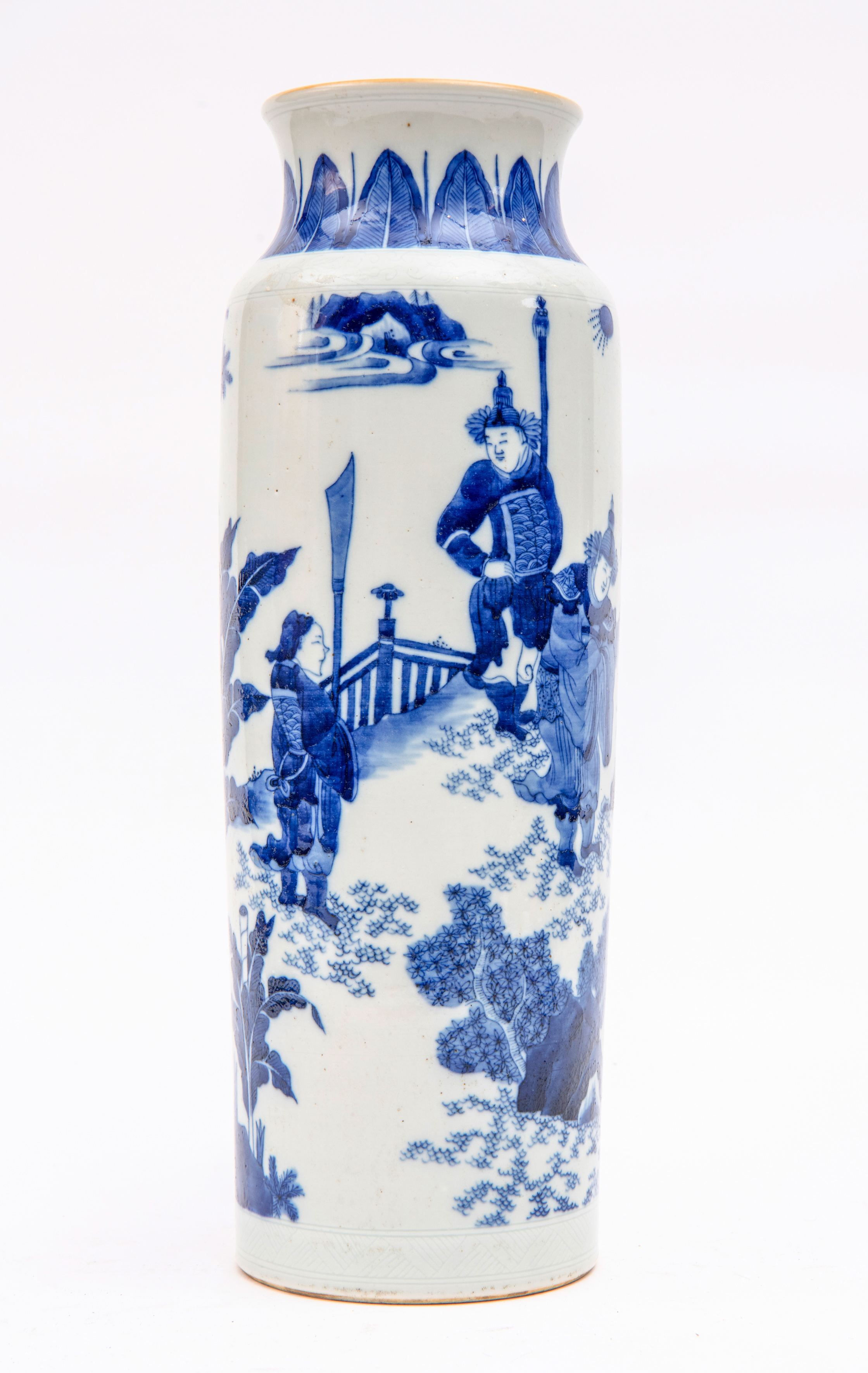 Gran jarrón en porcelana blanca y azul, China, S. XVIII
De cuerpo cilíndrico con decoración de...