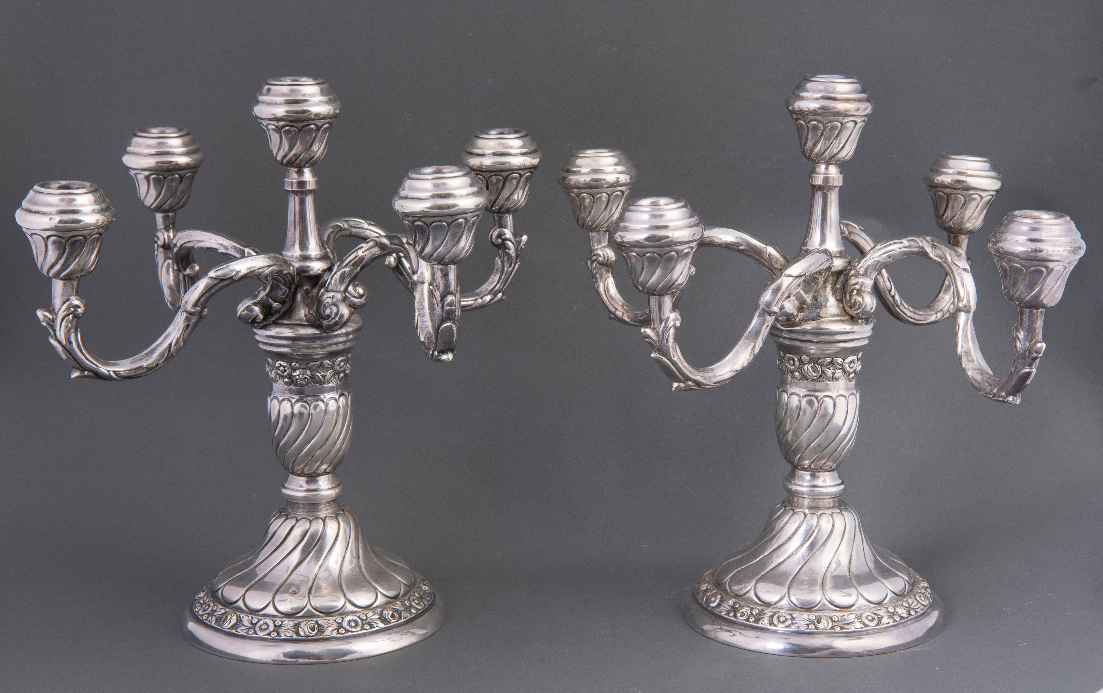 Pareja de candelabros de cinco luces en plata española punzonada, ley 925, con marcas de Montejo,...