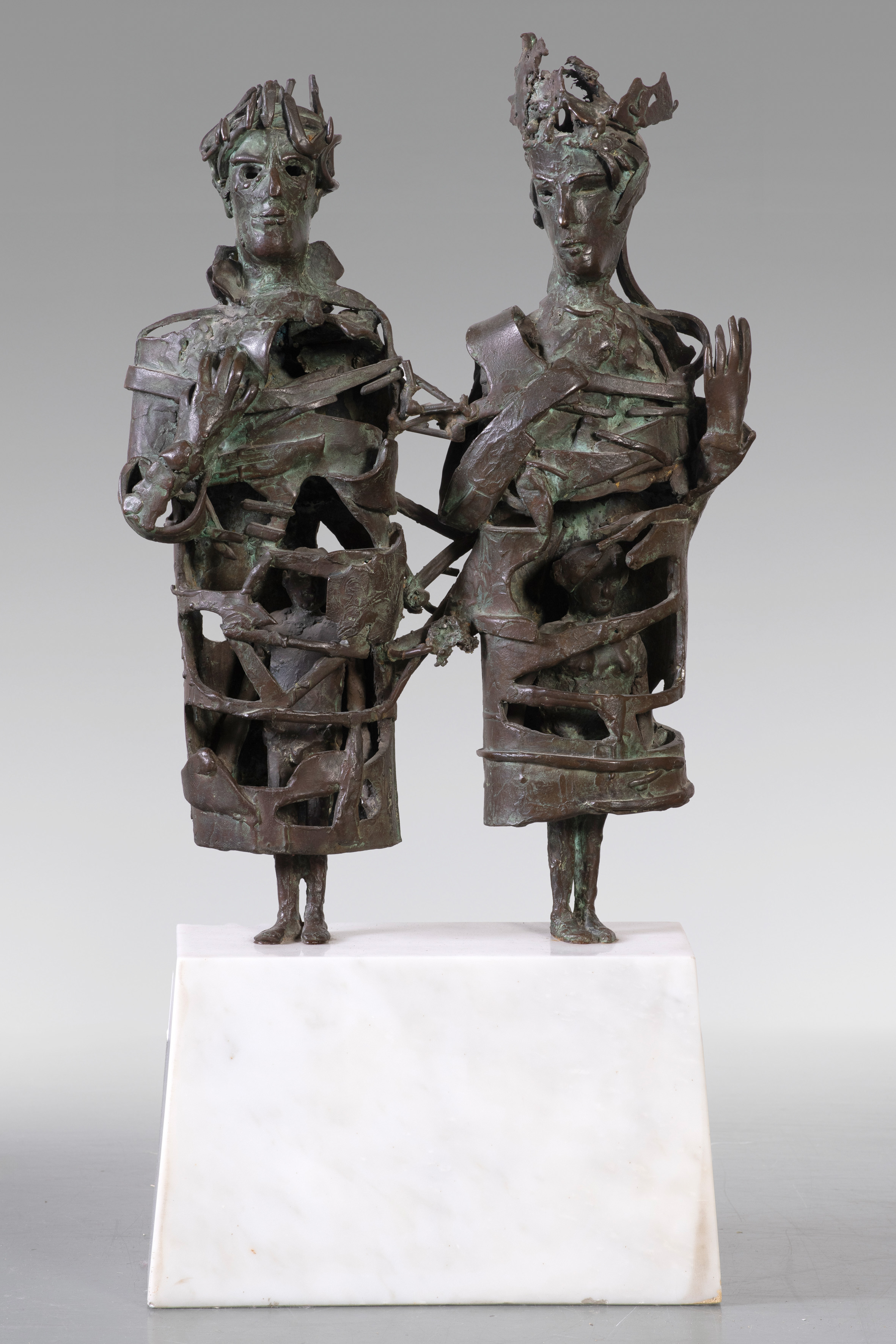 ÓSCAR ESTRUGA (Villanova y Geltrú 1922)
"Dos figuras"
Bronce patinado sobre mármol
Firmado
Medidas:...