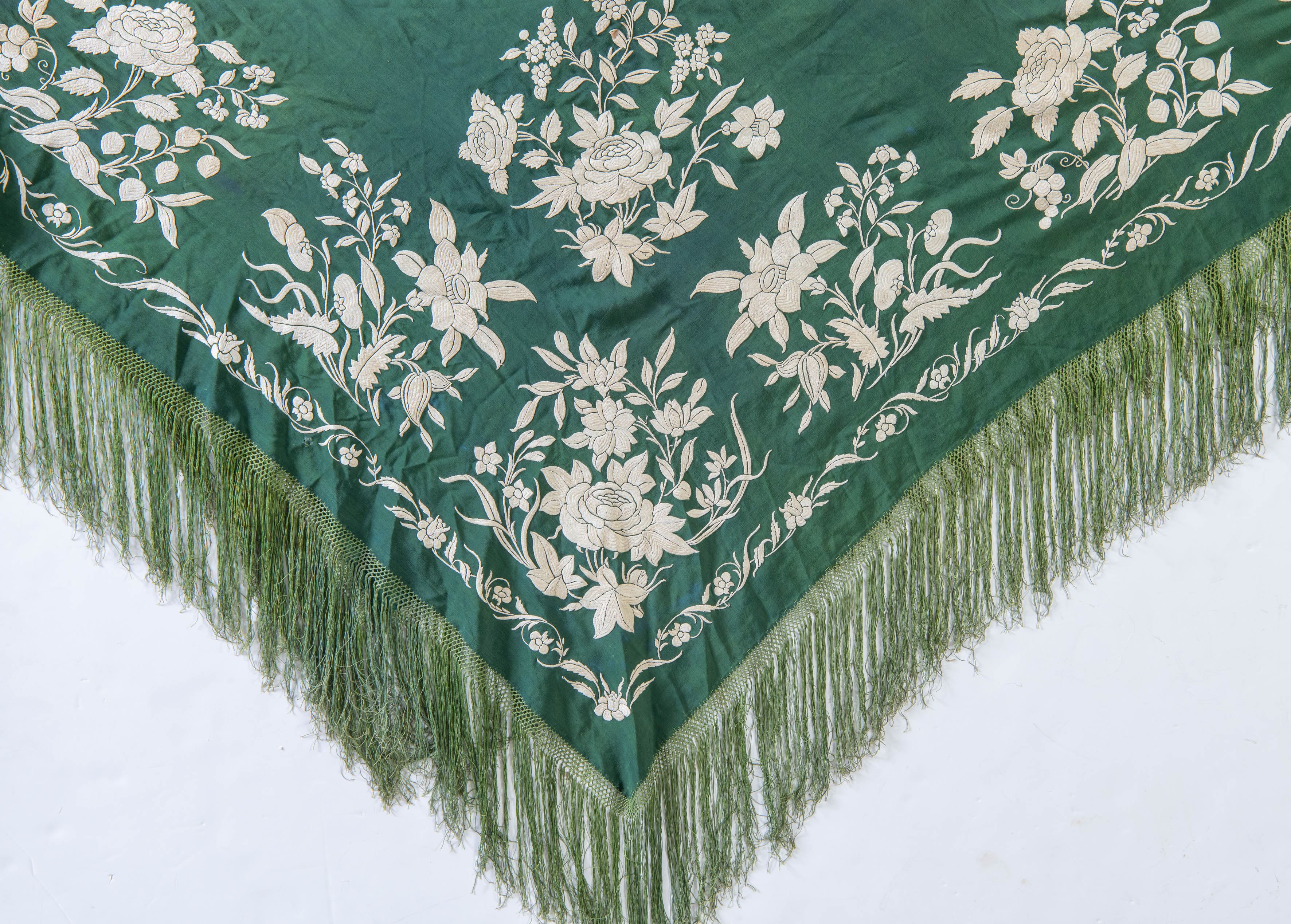 Mantón de Manila estilo Imperio en seda verde musgo con flores bordades en tono marfil.
Con manchas...