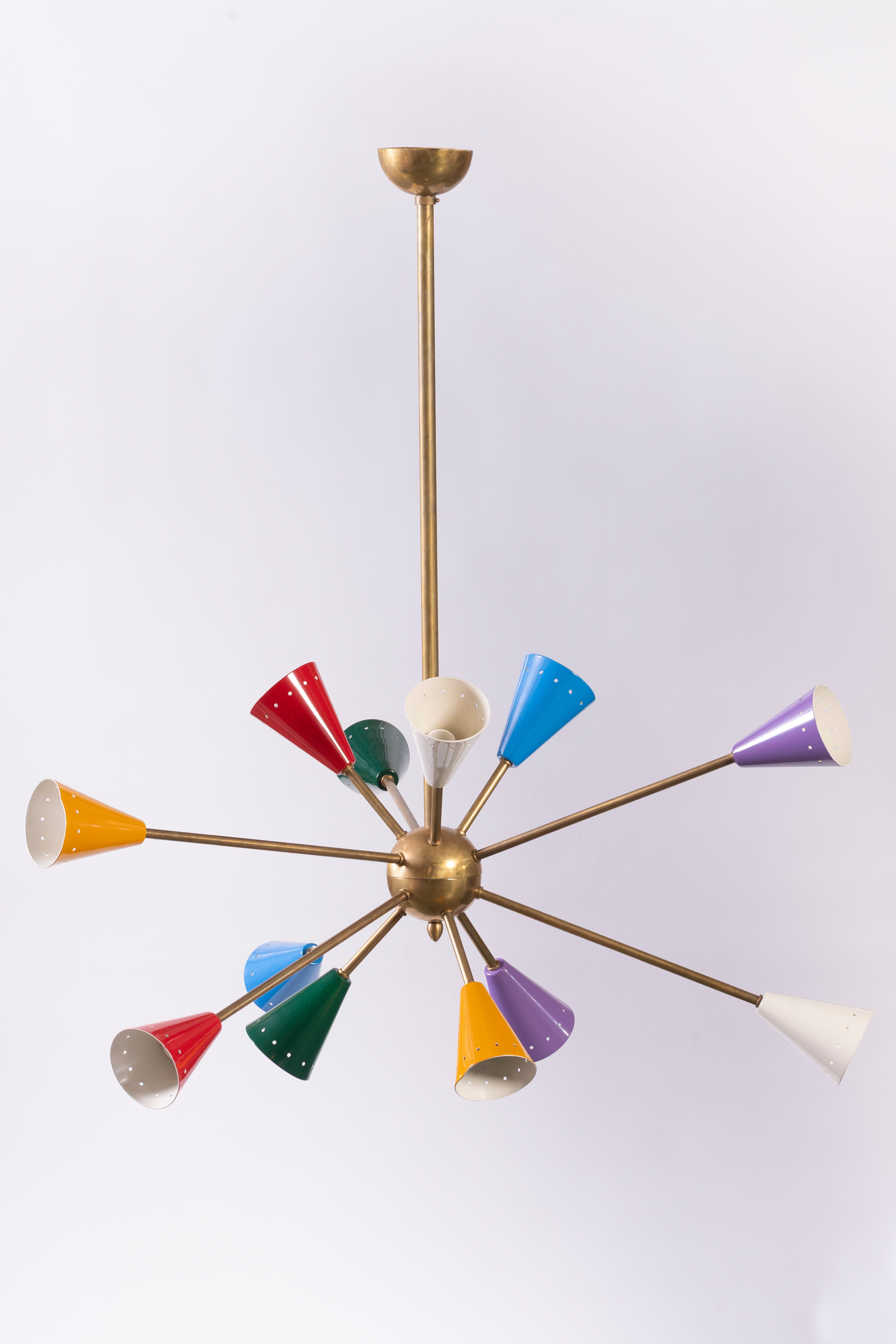 Modelo "Sputnik".c. 1980 Lámpara de techo con 12 luces en latón dorado y difusores lacados en...