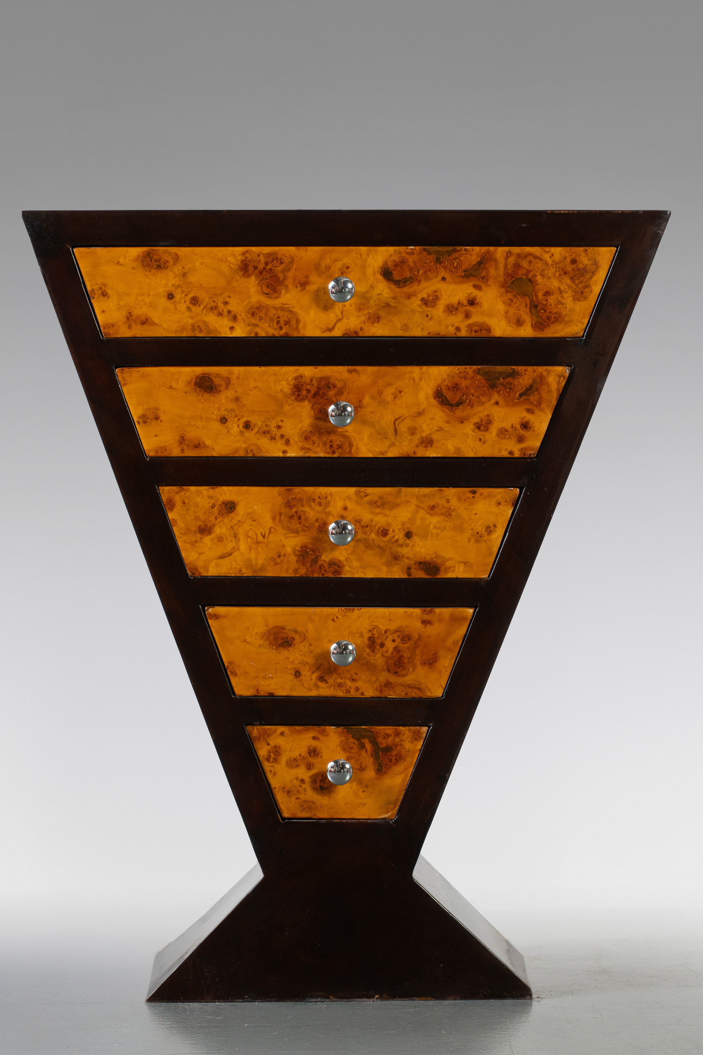 Cajonera estilo Art Decó, S. XX. Realizada en madera chapada con acabado en marquetería. 
Presenta...