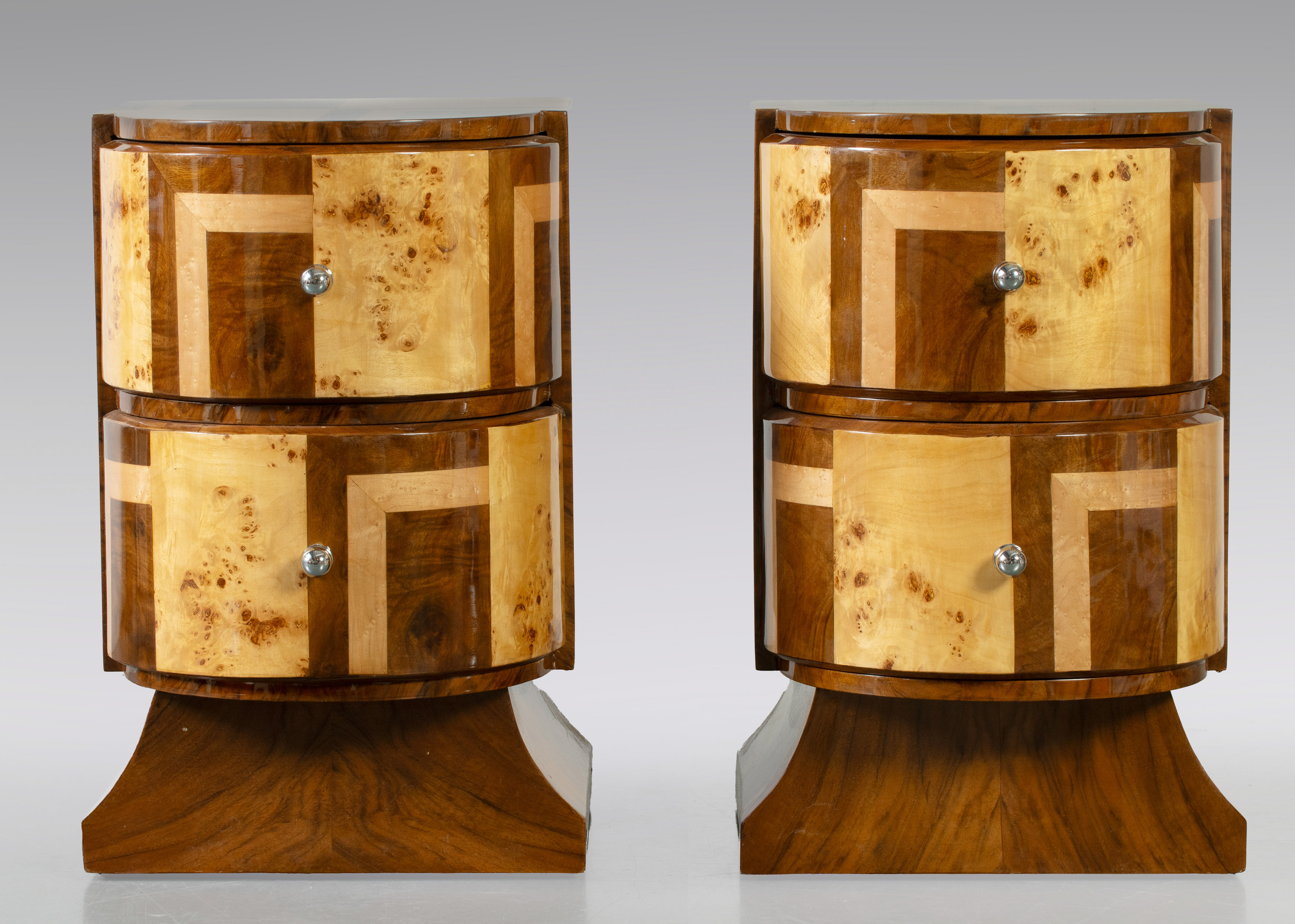 Pareja de mesillas, estilo Art Decó.
Realizadas en madera chapada con terminación en palisandro y...
