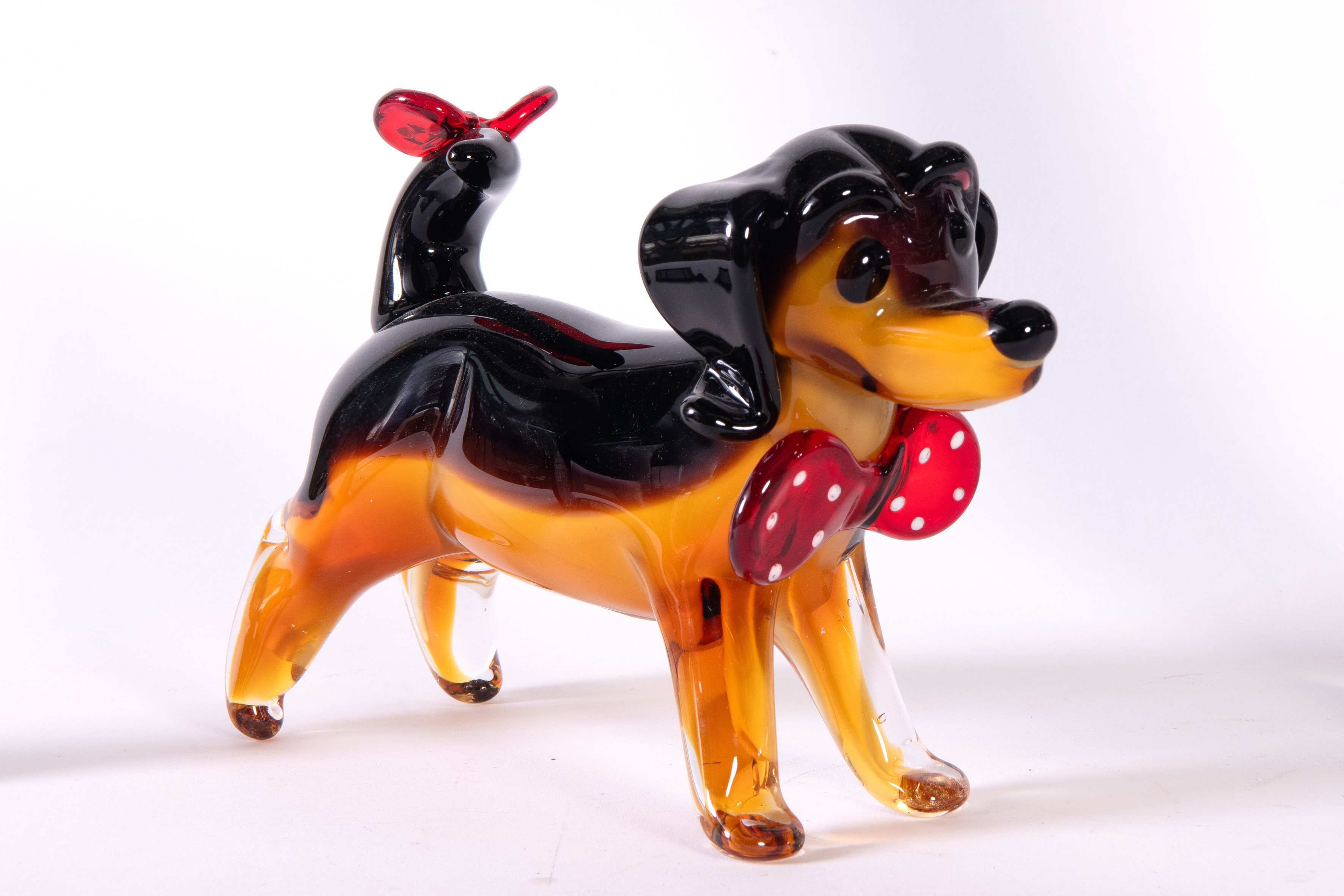 Escultura de perro salchicha con pajarita en cristal de Murano soplado y modelado a mano. Italia,...
