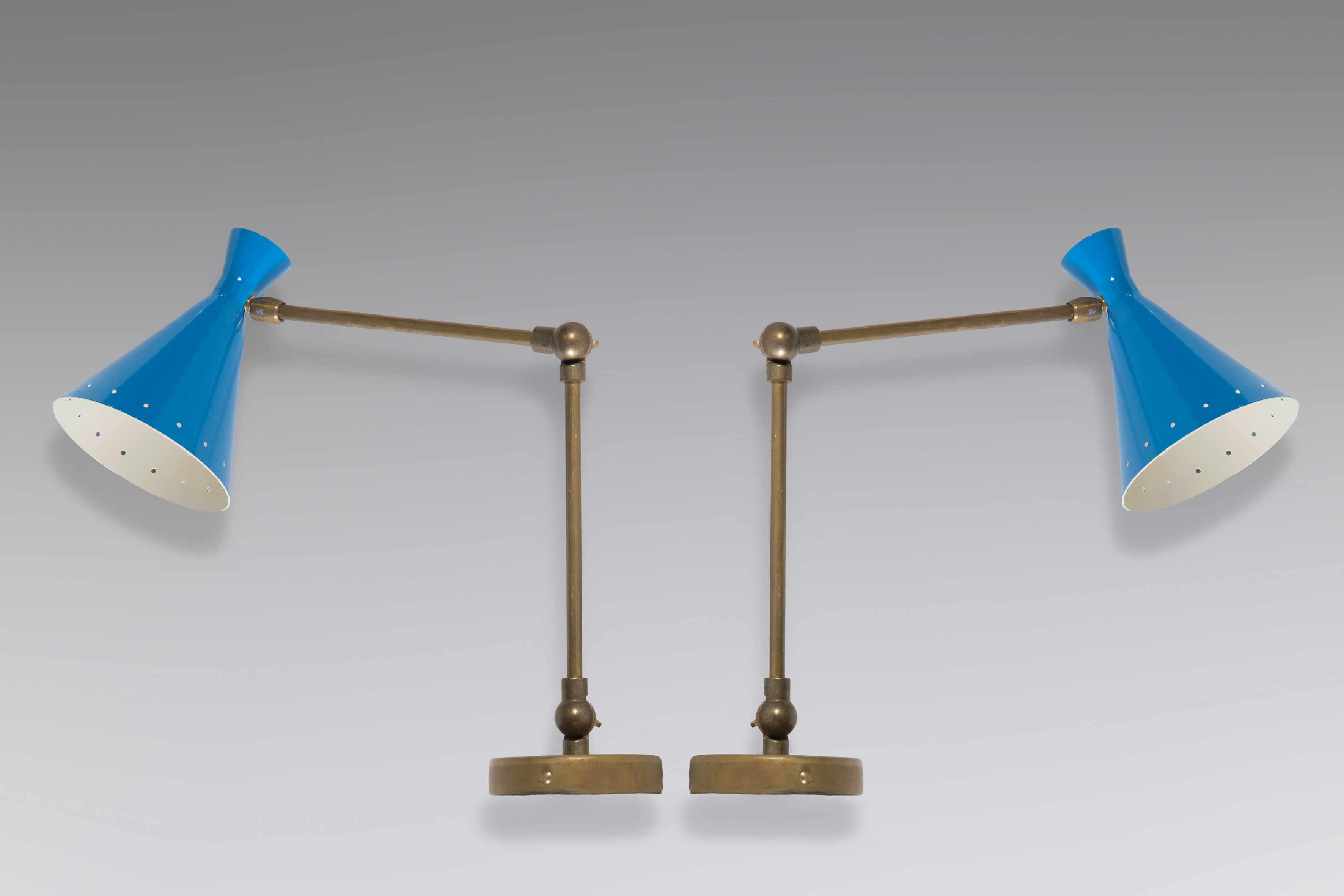 Pareja de apliques de pared modelo "Discovery" en latón dorado y lacado en azul
Medidas: 40 cm....