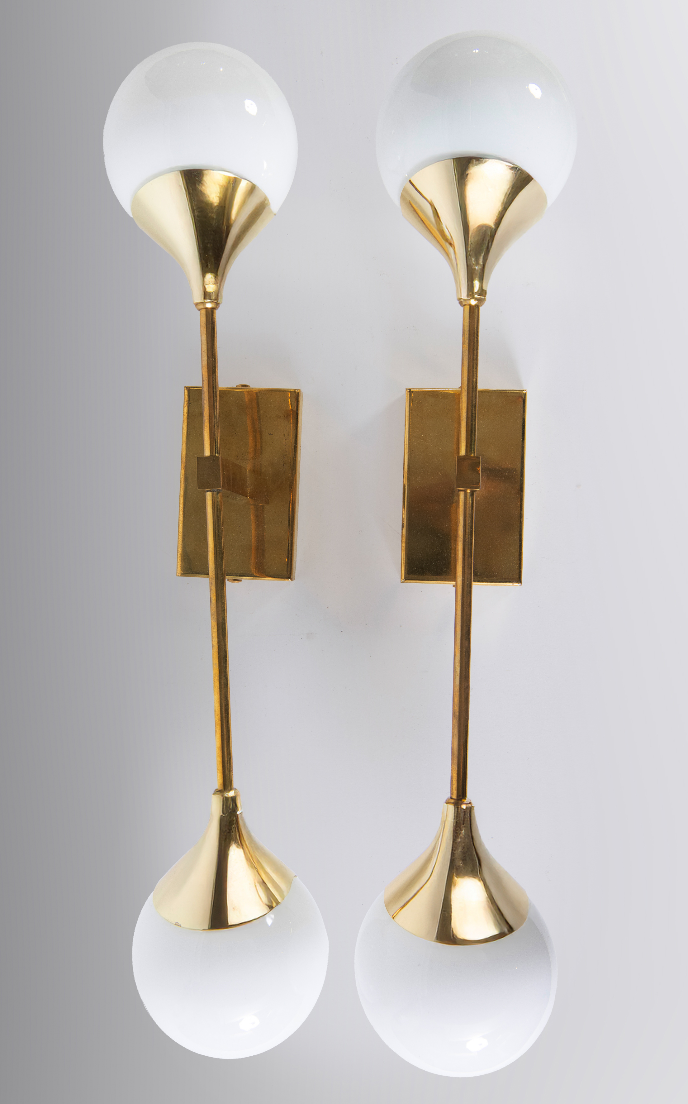 Pareja de apliques de pared con estructura de latón dorado y dos puntos de luz con tulipas...