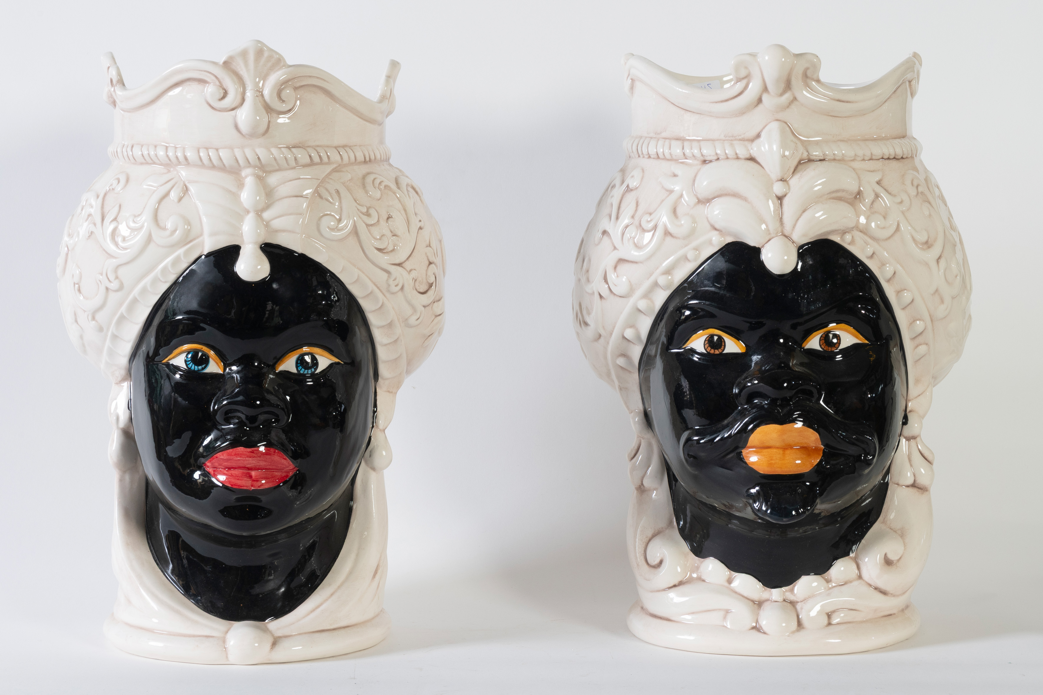 "Teste di moro"
Pareja de jarrones en porcelana italiana de Bassano
Sello estampillado en la...