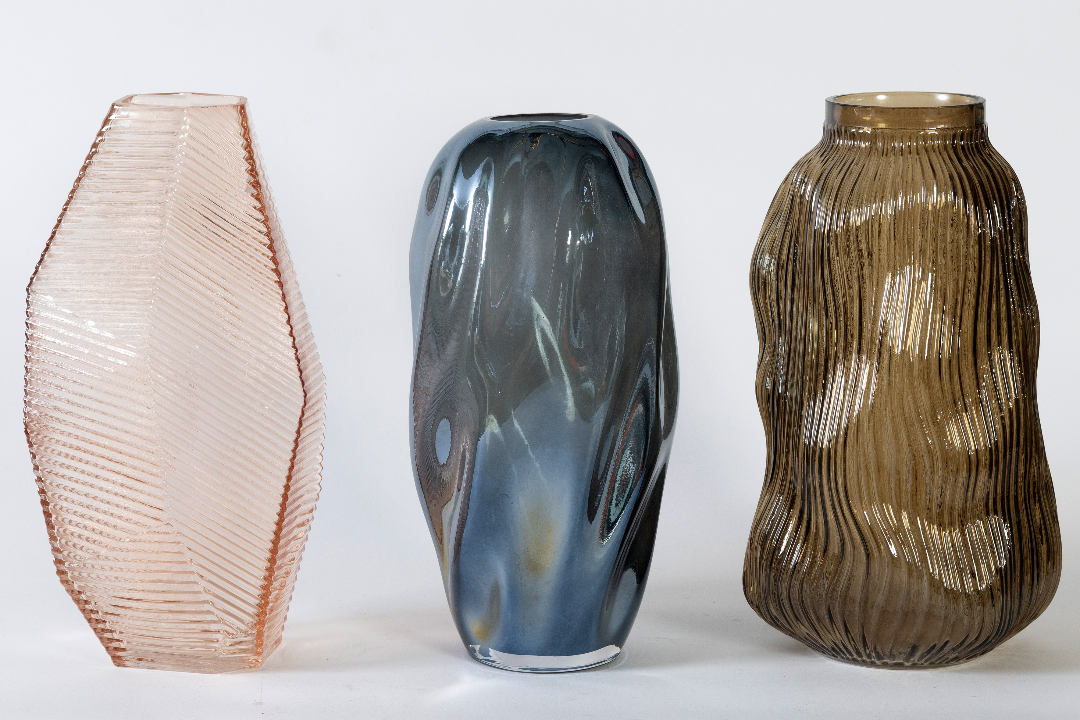 Lote de 3 jarrones en cristal de Murano moldeado
Medidas: 33 x 12 cm. (medidas variables)