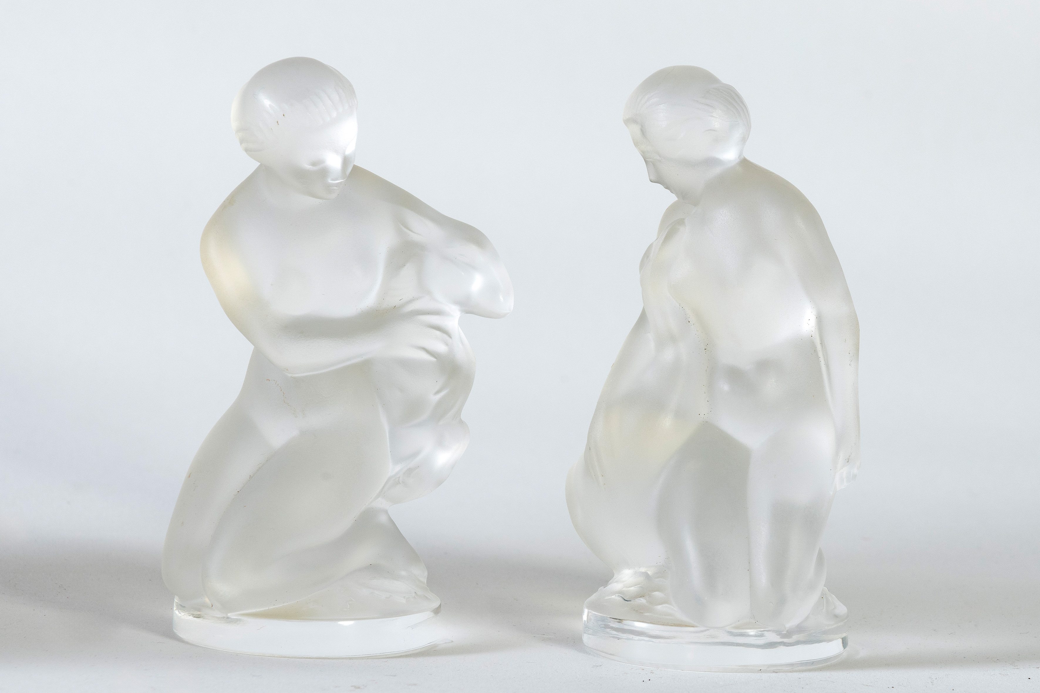 "Leda y el Cisne"; "Diana con cerbatillo"
Pareja de esculturas en cristal de Lalique, París, una de...