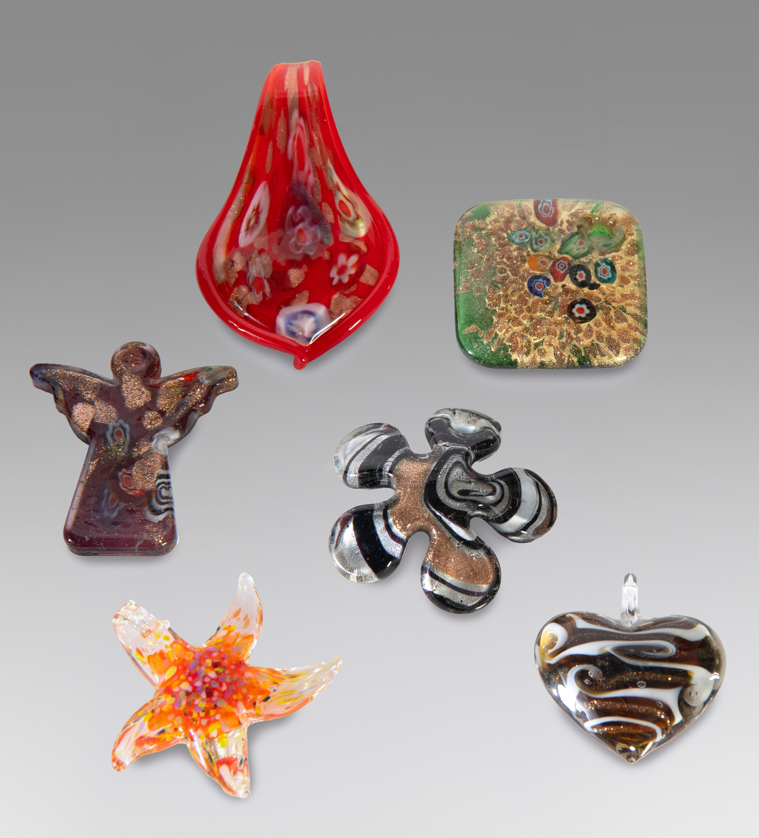Lote de 6 colgantes en cristal de Murano moldeado de manera artesanal
Medidas: 6,5 x 4 cm. (medida...