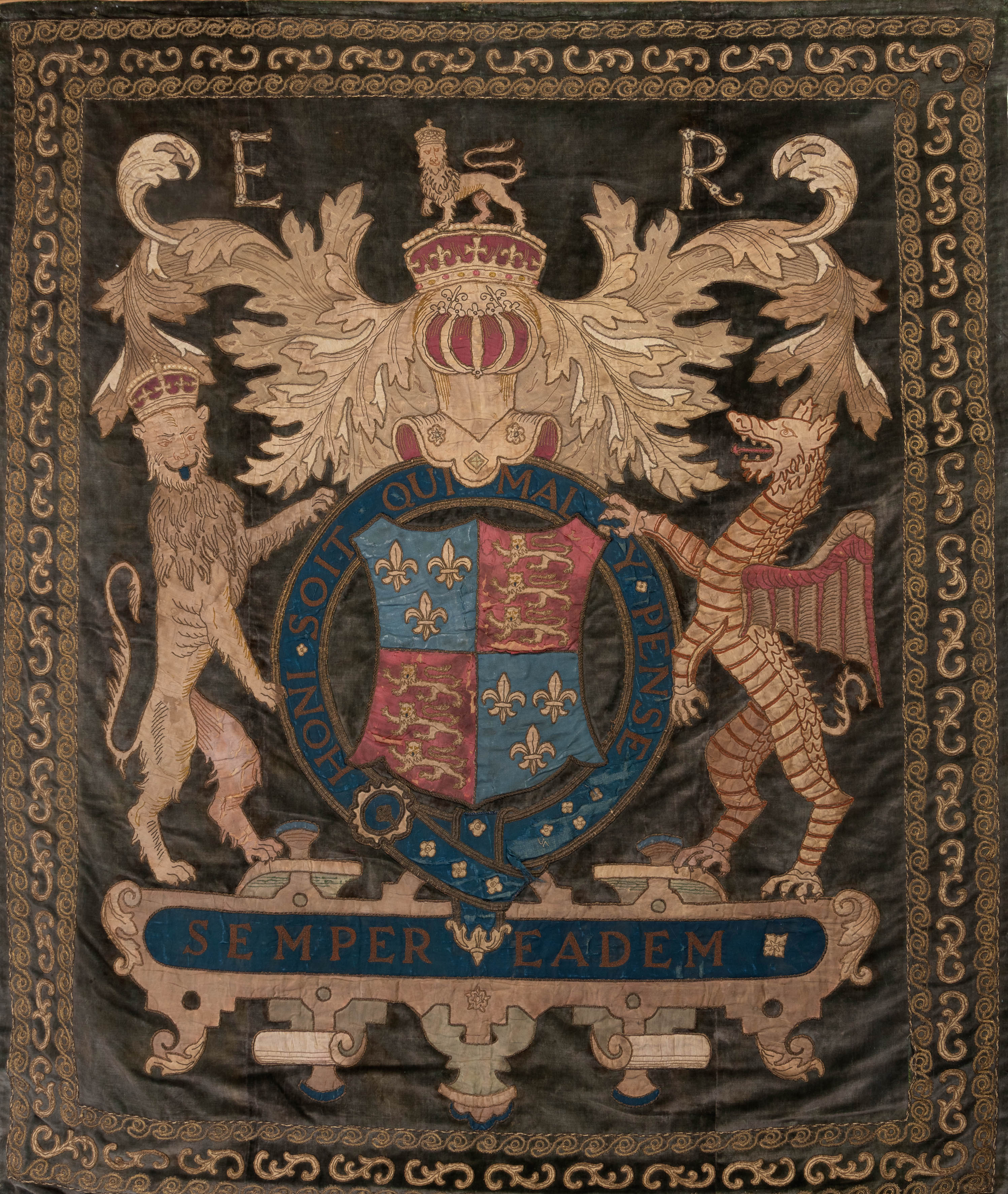 Repostero inglés con escudo de la monarquía británica en terciopelo.
Medidas: 150 x 128 cm.