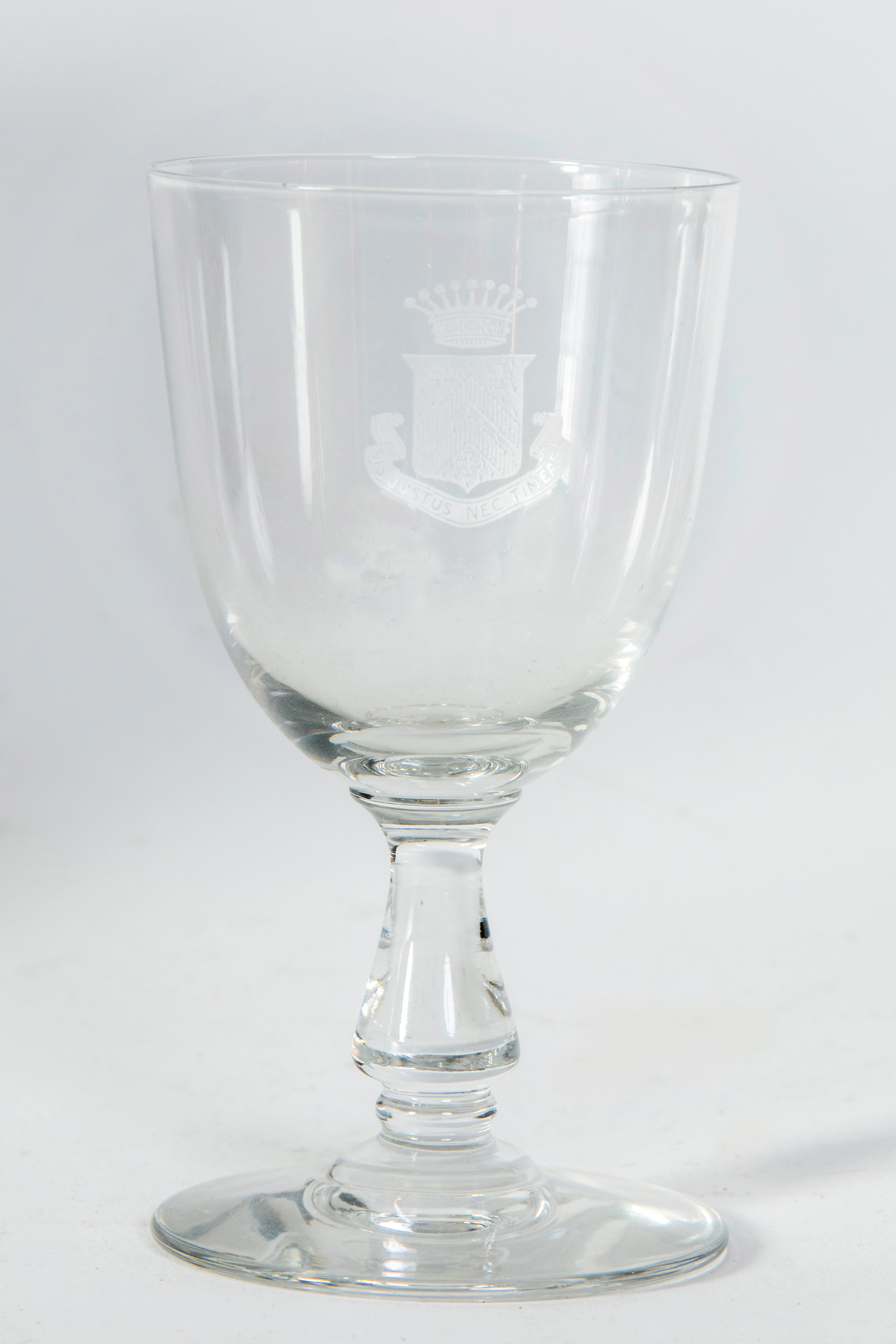 Cristalería Baccarat. Escudo Garvey.
Compuesta por: 12 copas de agua, 9 copas de vino tinto, 10...