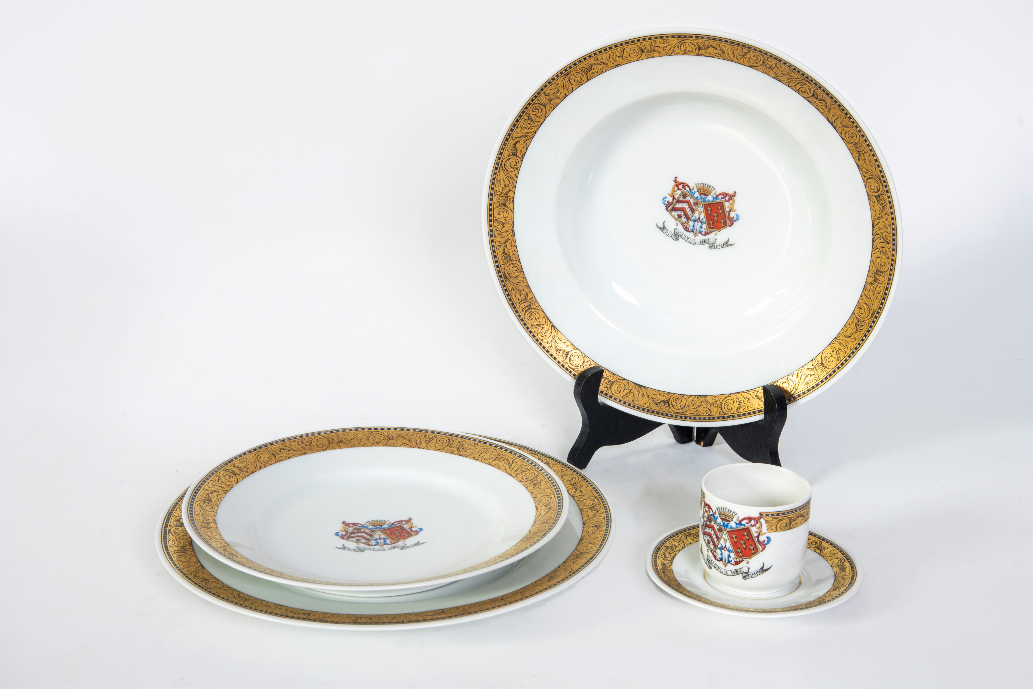 Vajilla en porcelana alemana. Decorada con cenefa en dorado y escudo Condes de Garvey y Maldonado....