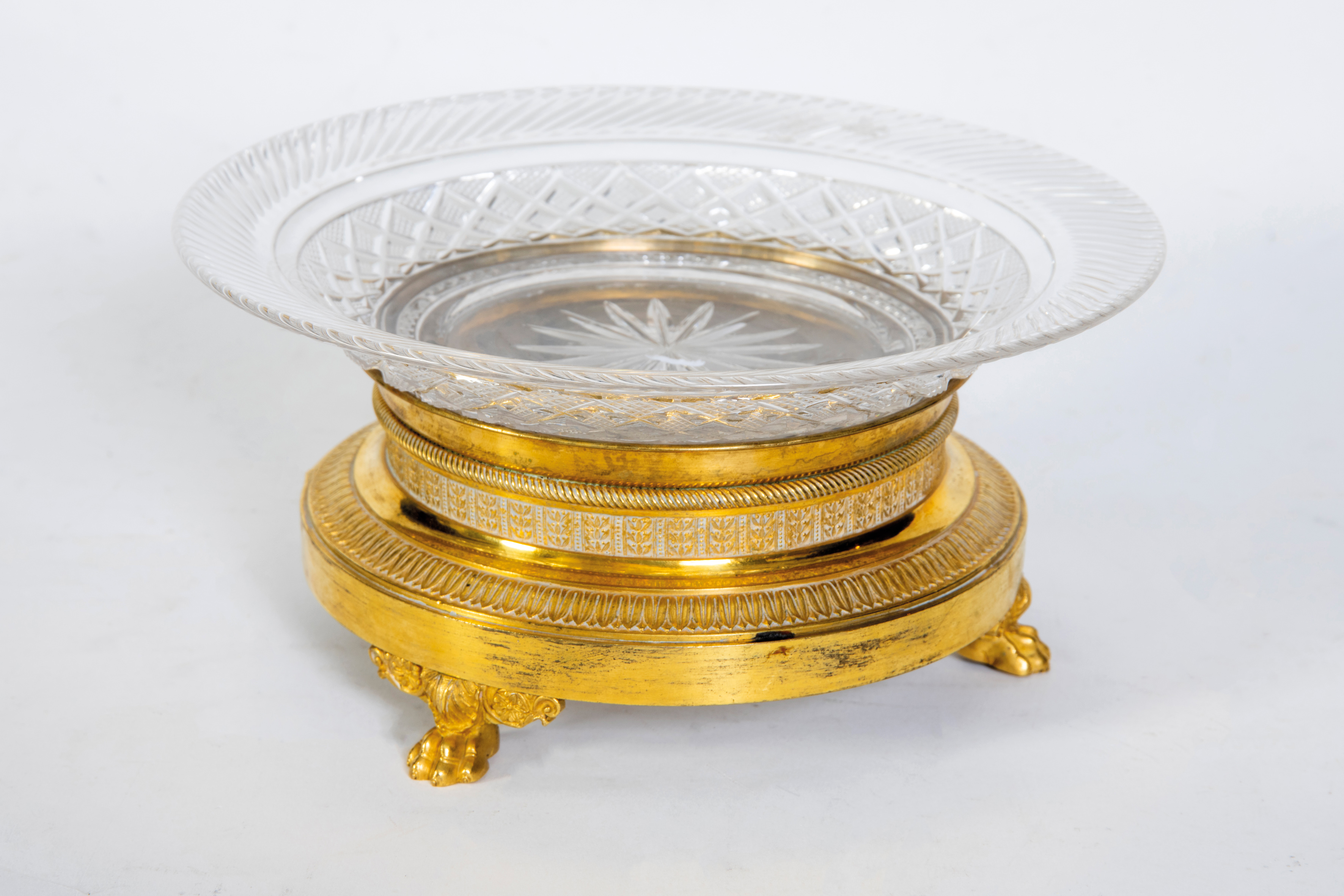 Centro de mesa Baccarat con pie en bronce dorado.
Diámetro: 20 cm.