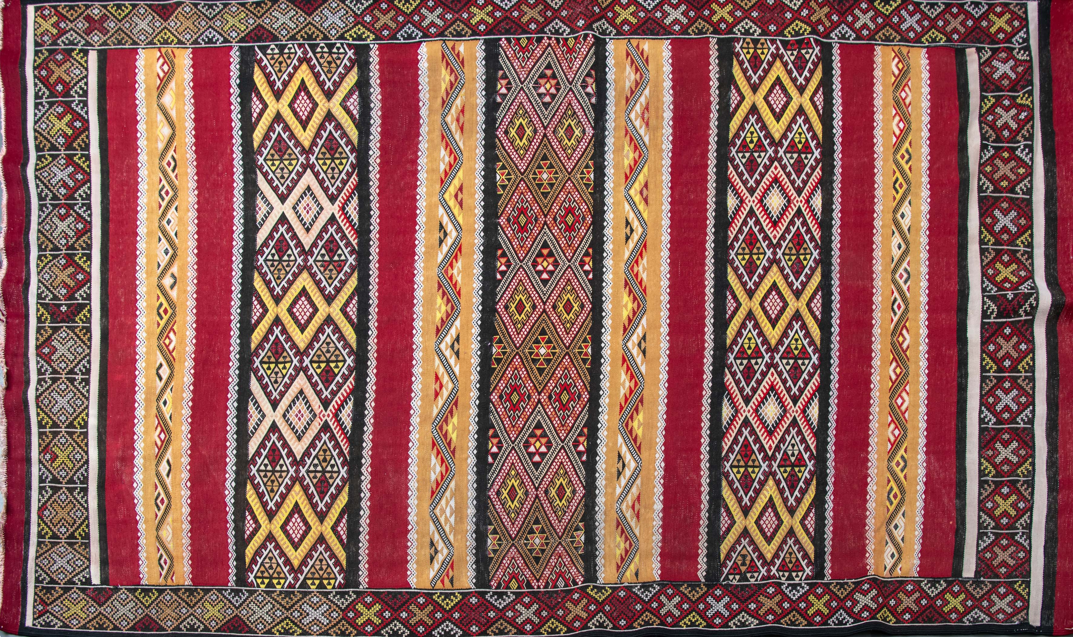 Alfombra tejida tipo kilim, Irak, años 70
Campo compuesto por bandas horizontales alternas en color...
