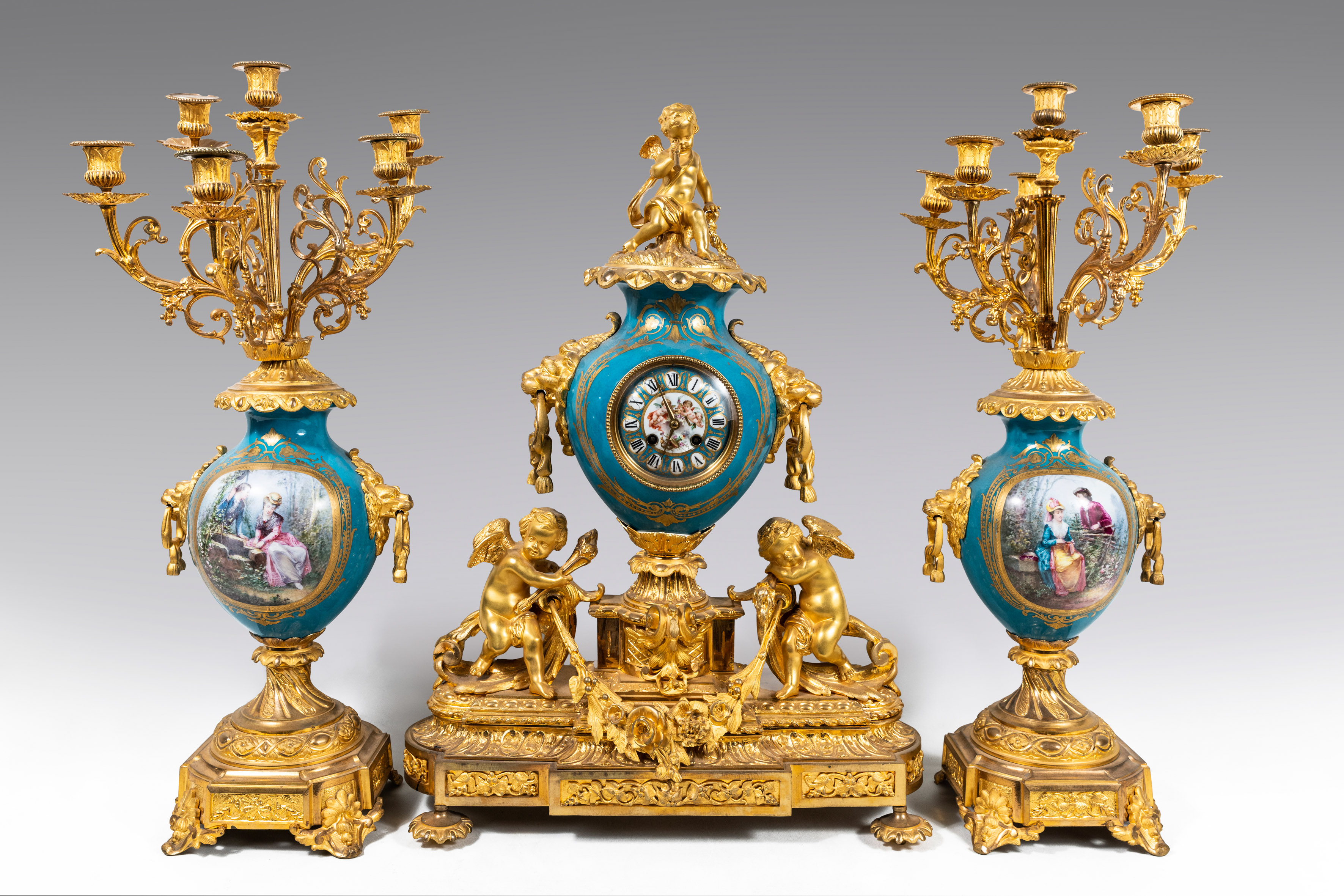 Reloj de sobremesa Napoleón III con guarnición de candelabros. Ff. S. XIX. 
En bronce dorado y...