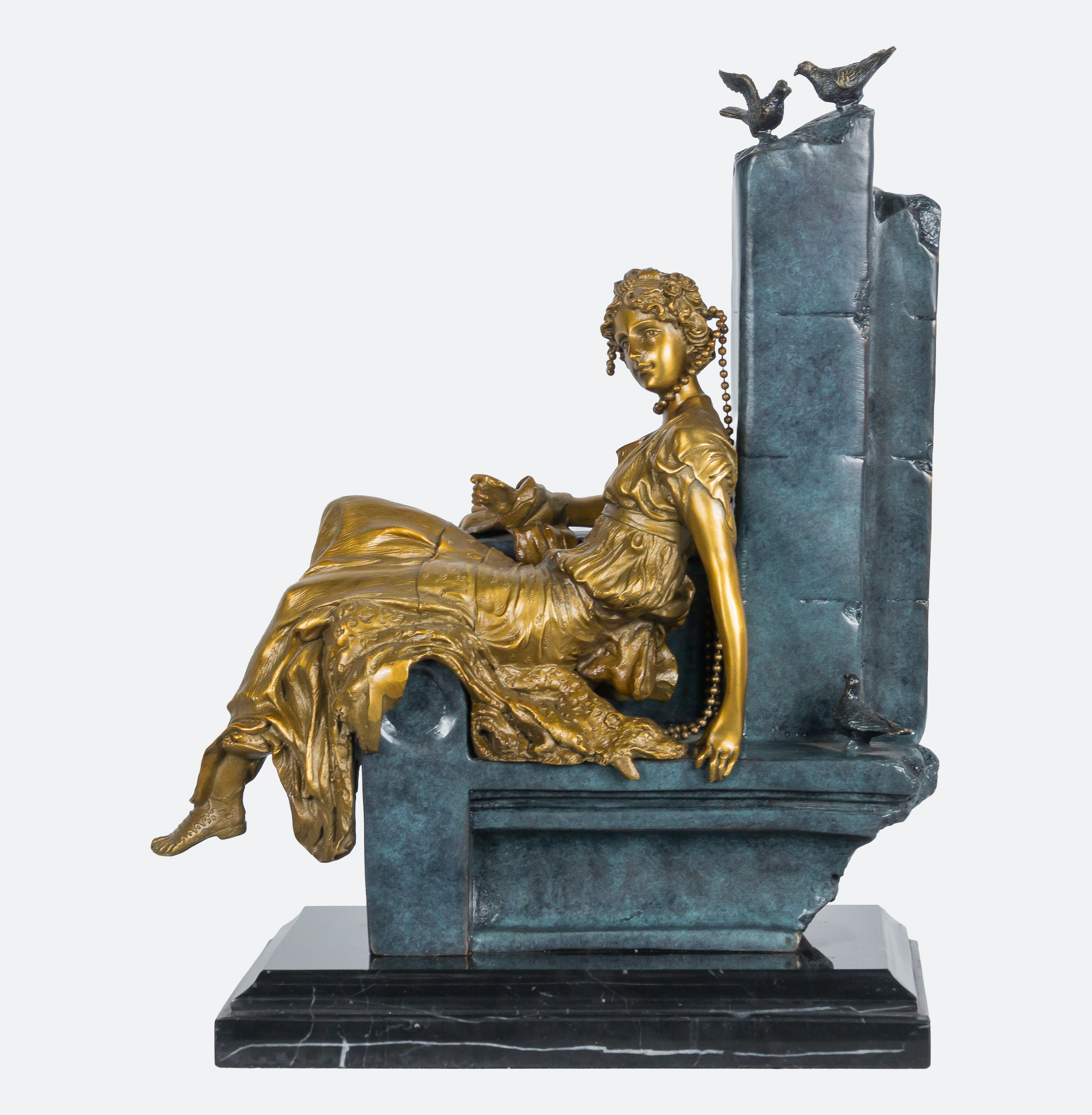 ESCUELA EUROPEA, S. XX
"Dama sentada en un pedestal" 
Bronce dorado y patinado sobre peana de...