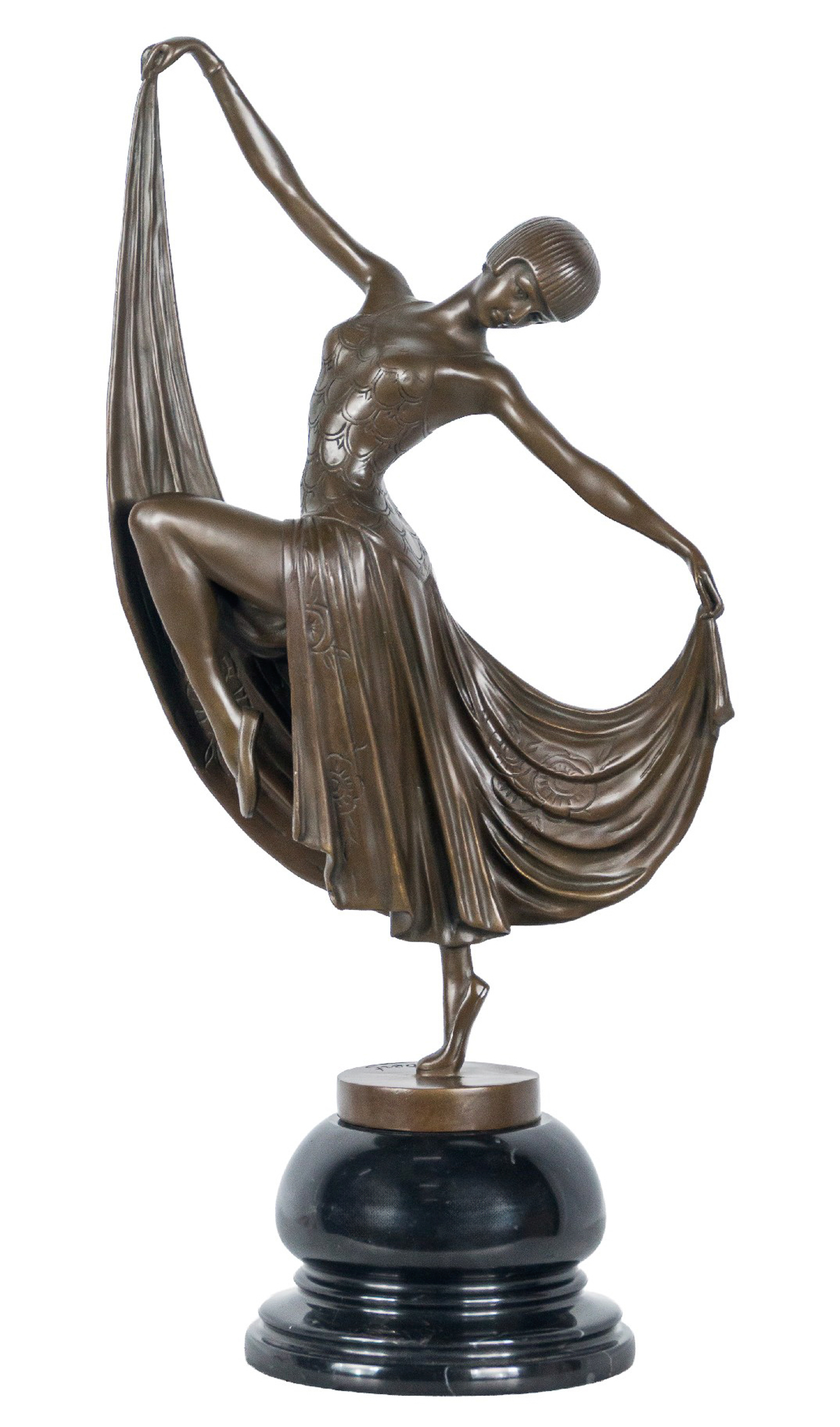 Según modelo de Andrew Gilbert. 
Escultura de bailarina en bronce sobre peana de mármol. 
Firmada....