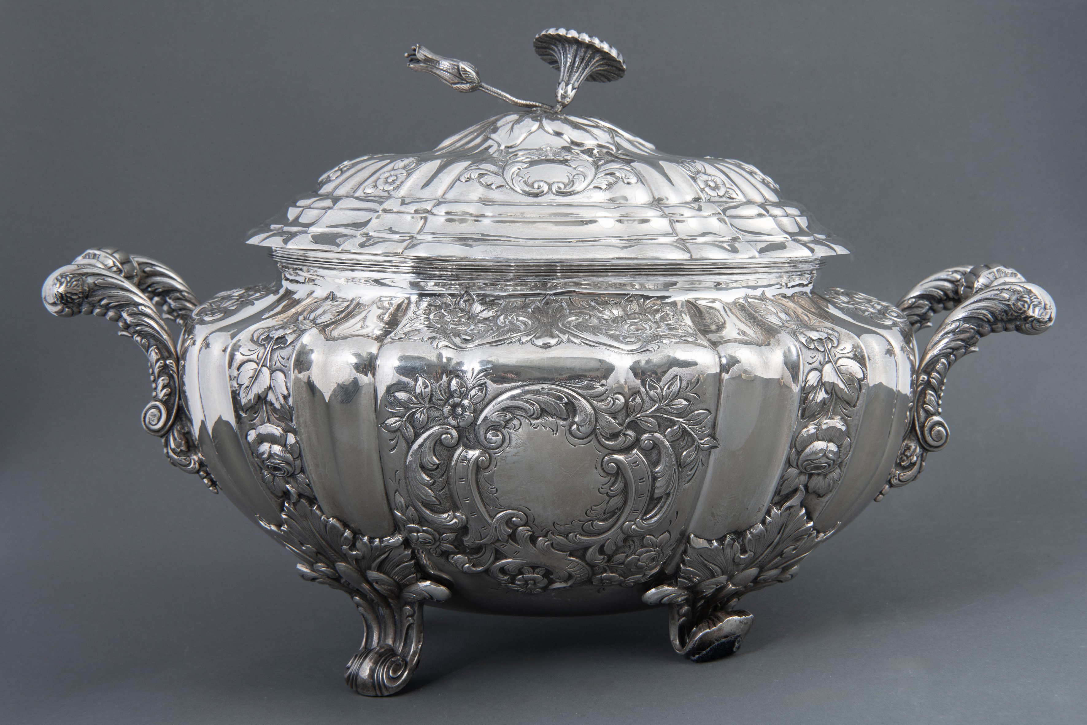 Sopera en plata española punzonada, ley 925 
Decoración repujada de rocallas, rosas y palmetas con...