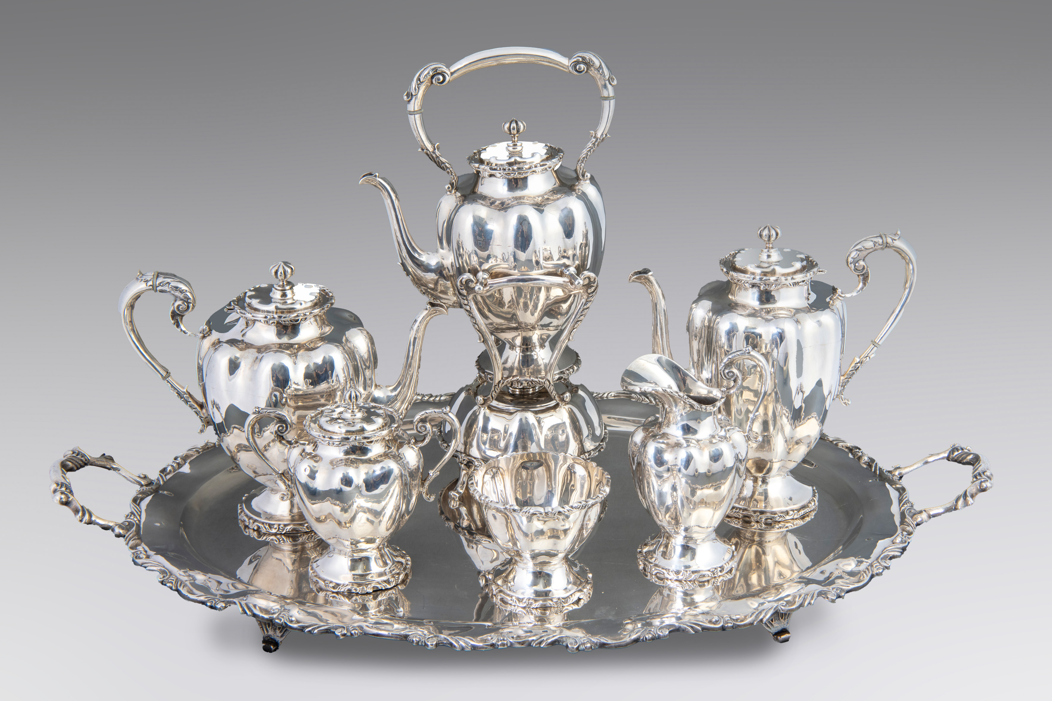 Gran Juego de café en plata mejicana, ley 925. 
Elegante diseño de cuerpos globulares lisos y...