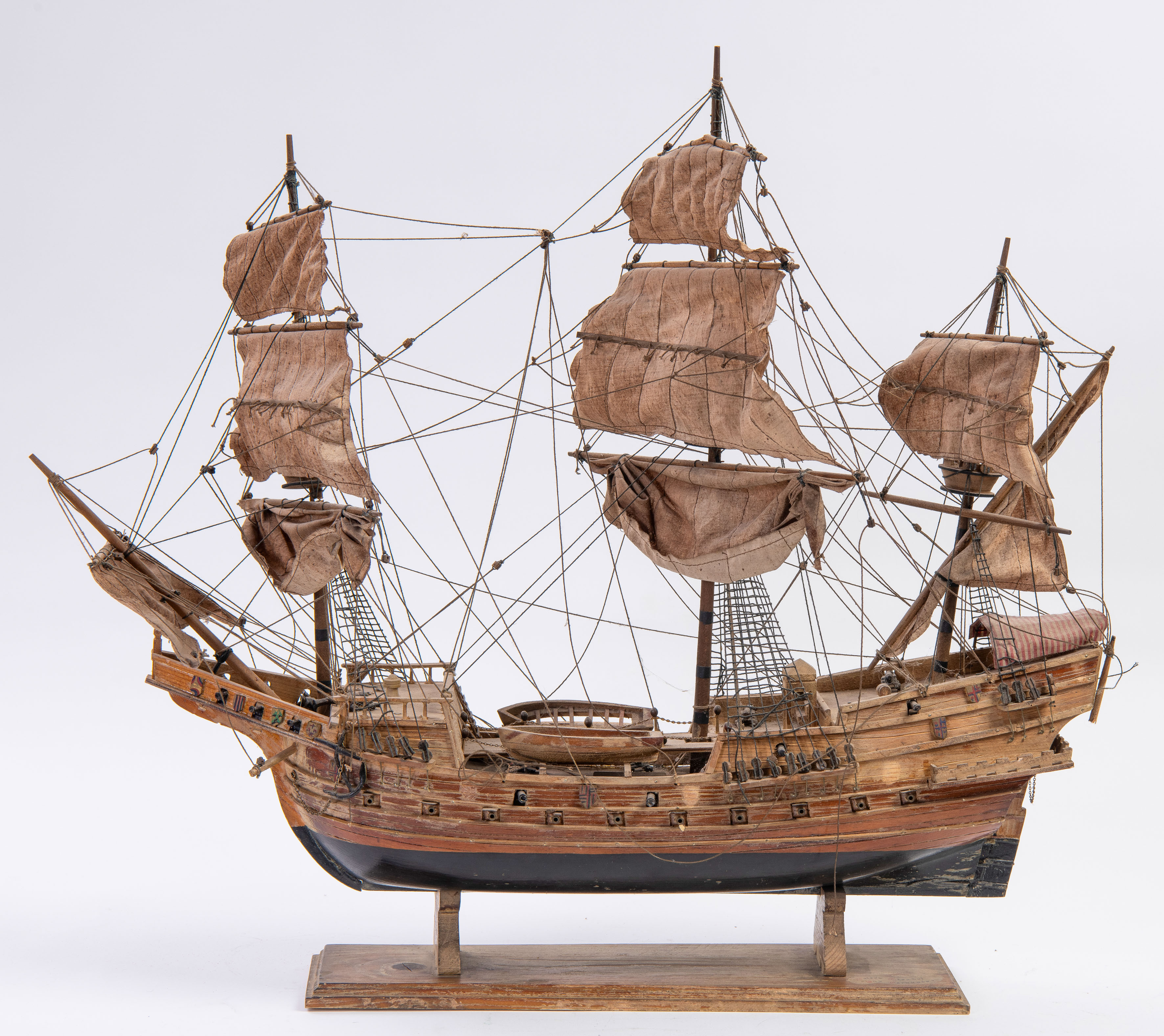 Maqueta de galeón español del S. XVI
Madera, bronce y tela.
Medidas: 62 x 65 cm.
