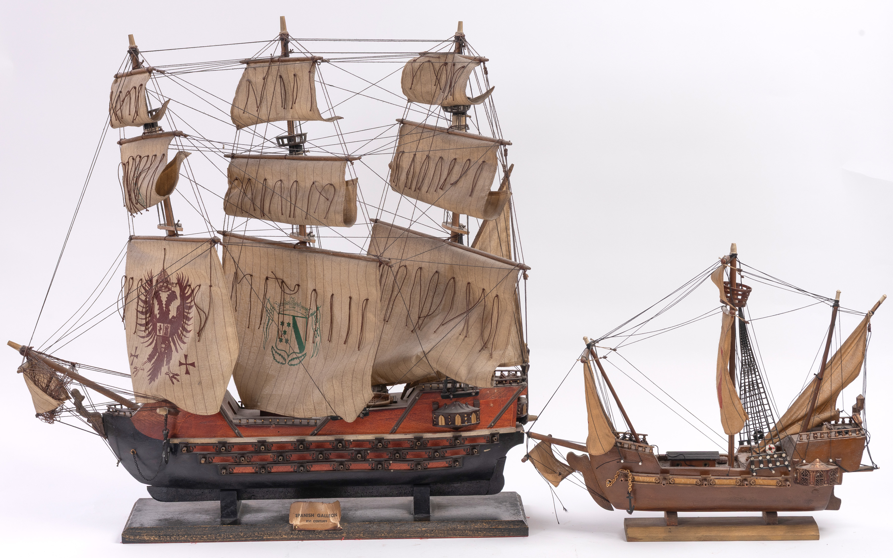 Dos maquetas de galeones españoles del S. XVI
Madera, bronce y tela.
Medidas mayor: 62 x 65 cm.