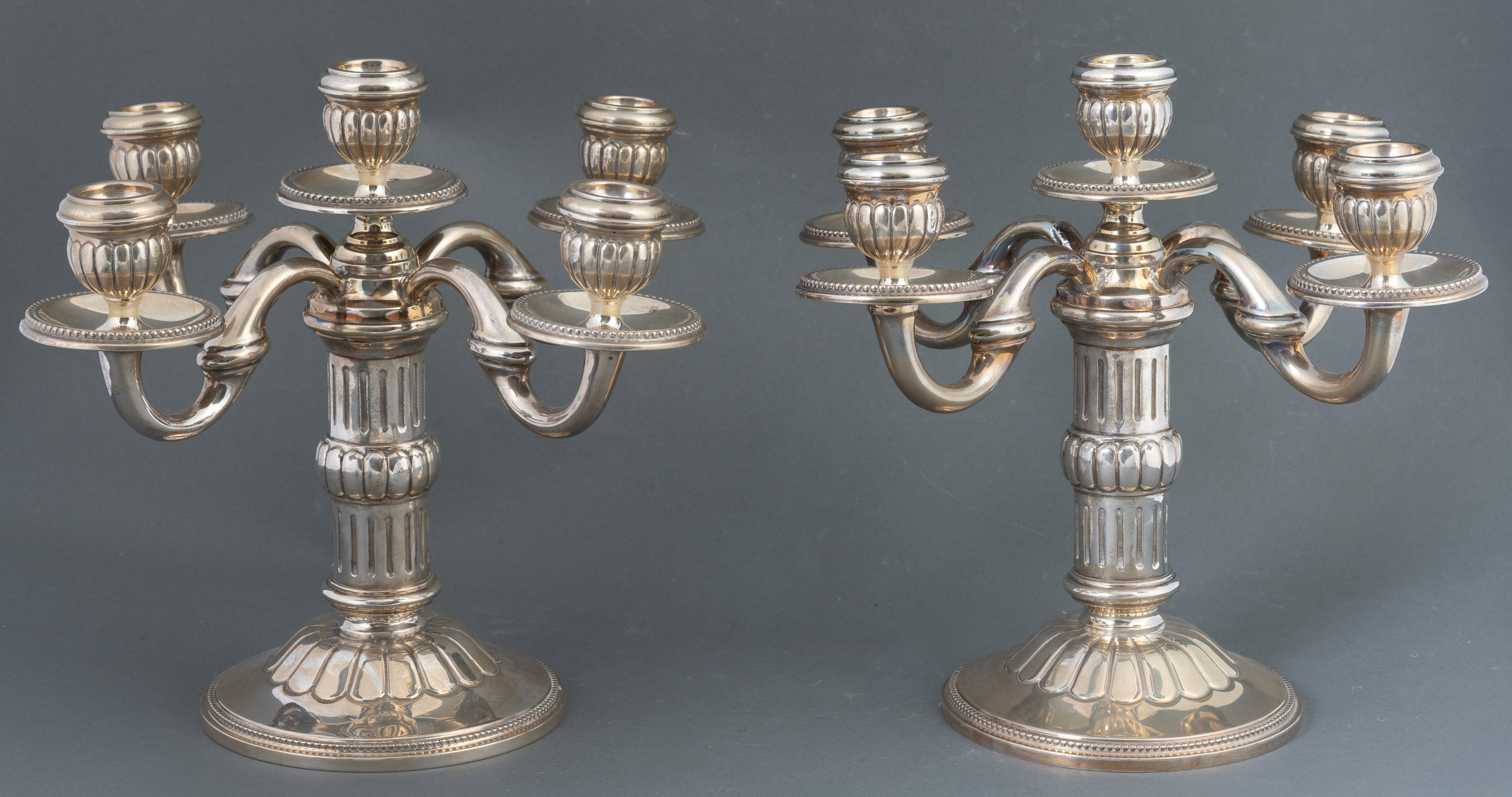 Pareja de candelabros de cinco luces en plata española punzonada, ley 925
Altura: 26 cm.