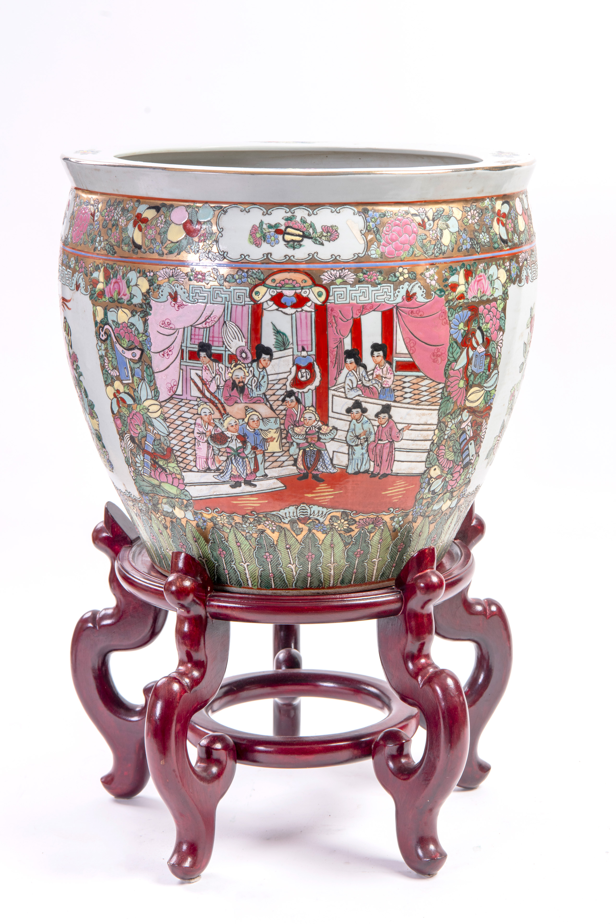 Pecera en porcelana esmaltada “Familia Rosa”, China, pp. S. XX
Con escenas palaciegas en...
