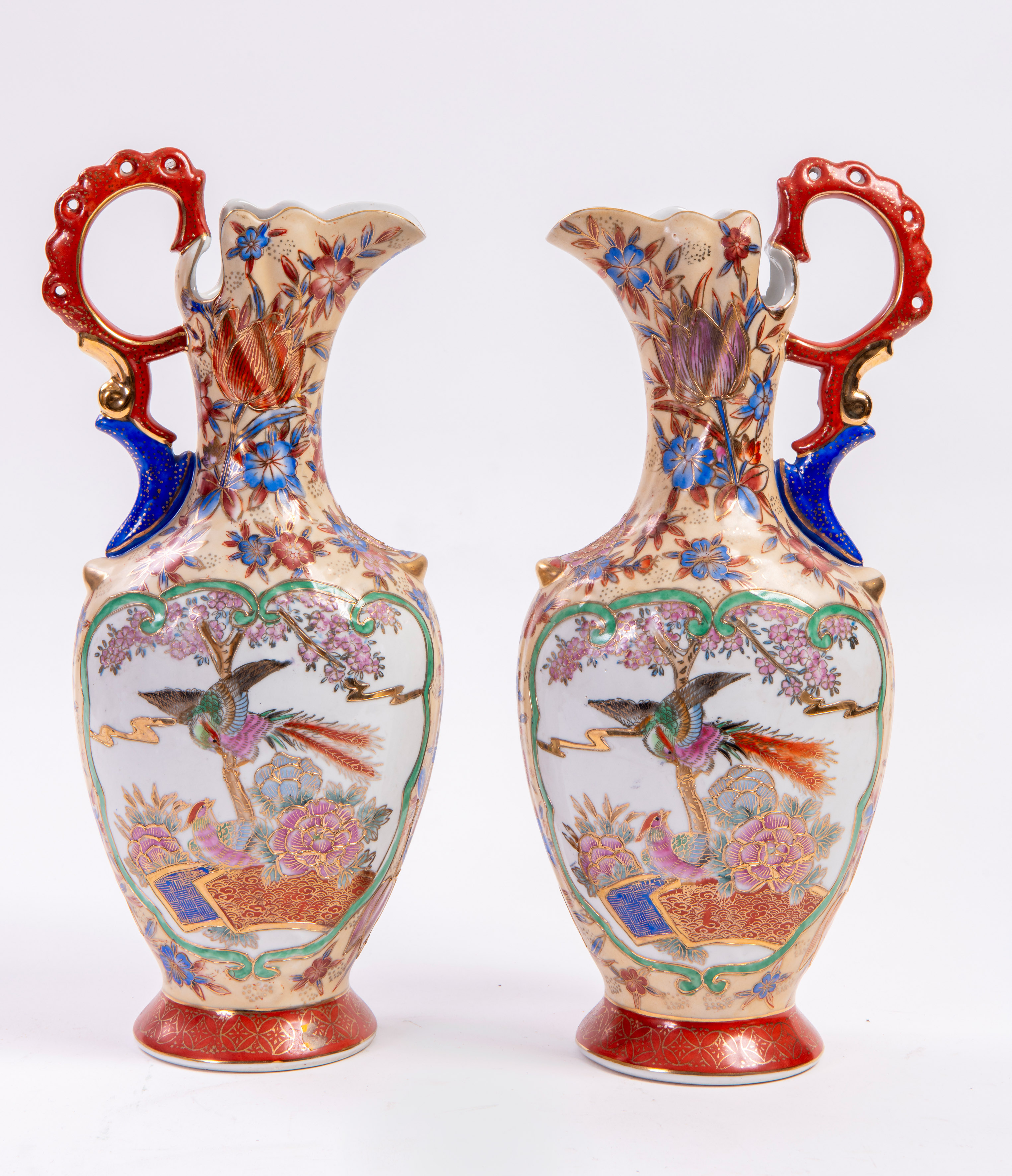 Pareja de jarrones en porcelana esmaltada, China, S. XX
Con escenas de aves exóticas en reserva y...