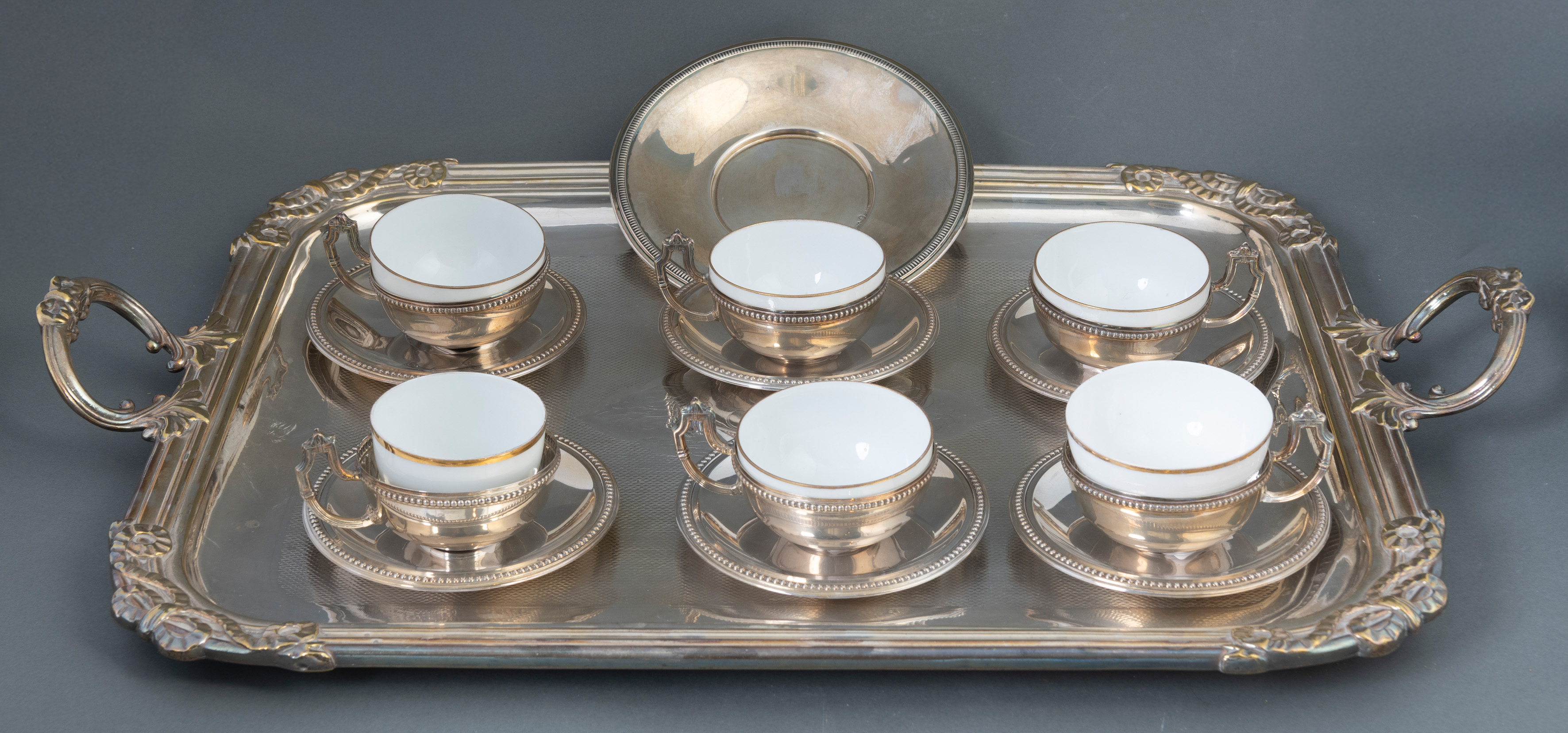 Juego compuesto por 6 tazas de café en porcelana blanca esmaltada con pocillos, bandeja y plato de...