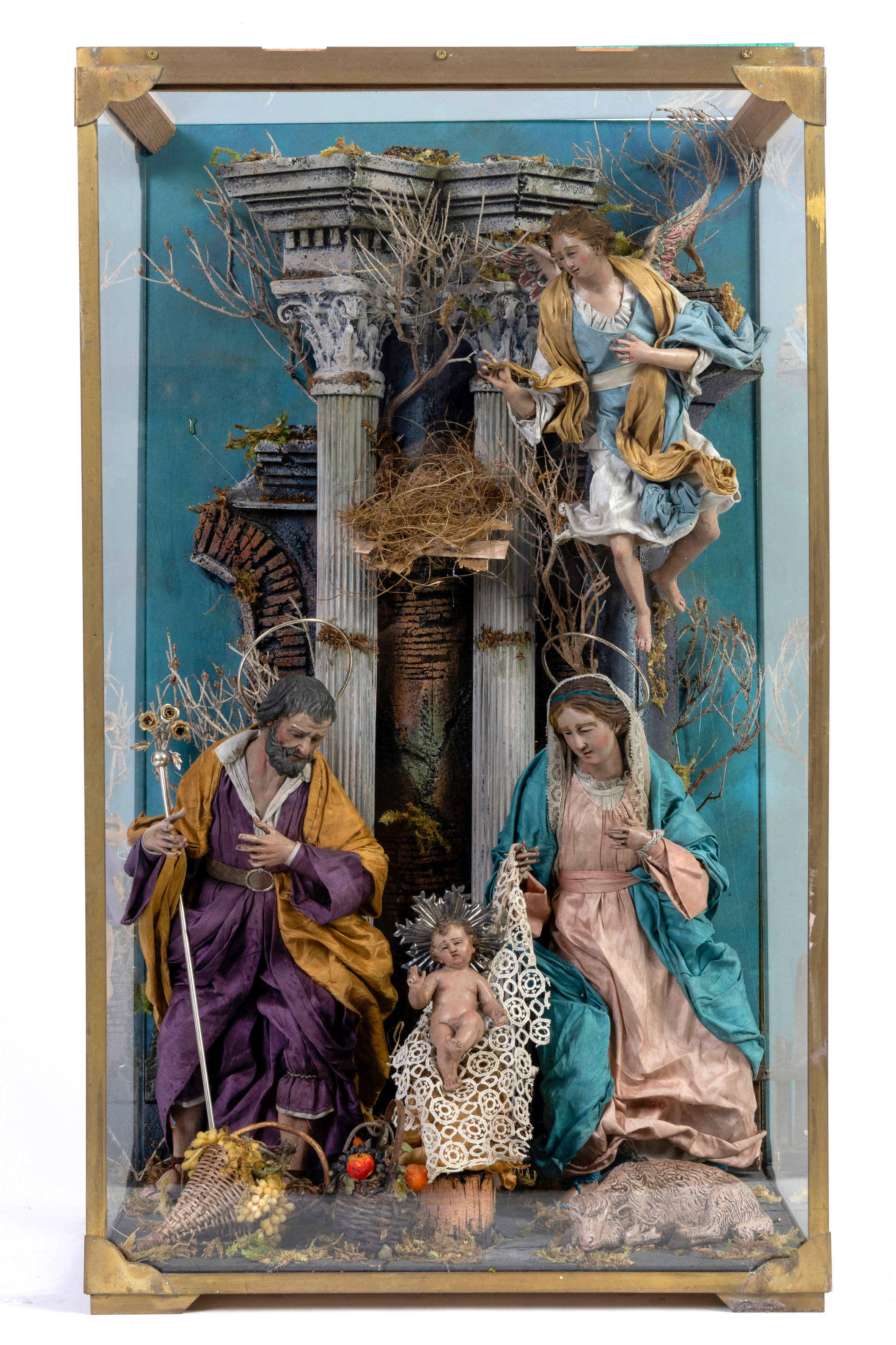 ESCUELA NAPOLITANA, ca. 1900
"Pesebre"
Terracota, madera, plata, seda, cera y corcho.
Con figuras...