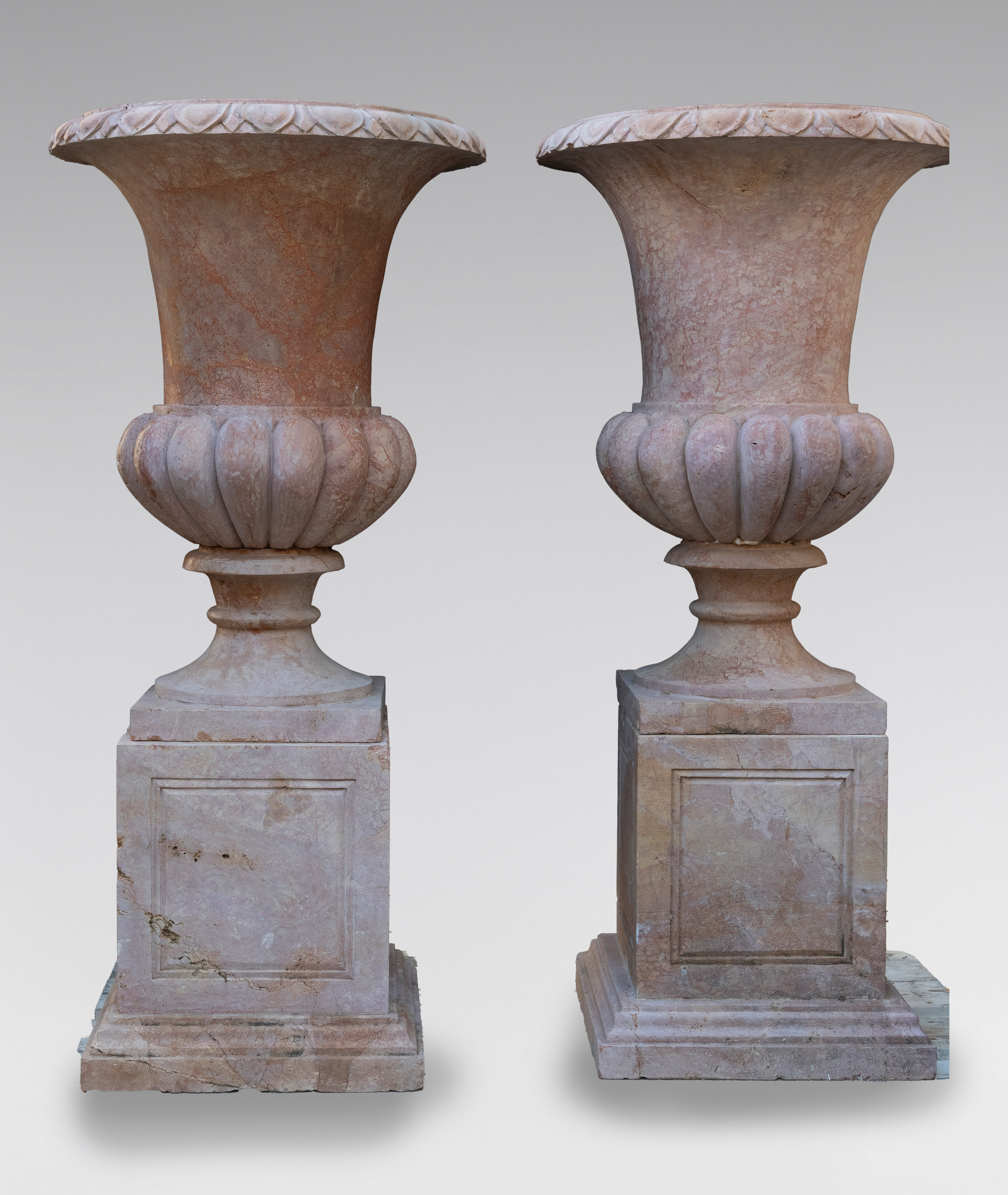 Pareja de copas en mármol persa.
Medidas: 117 x 53 cm.