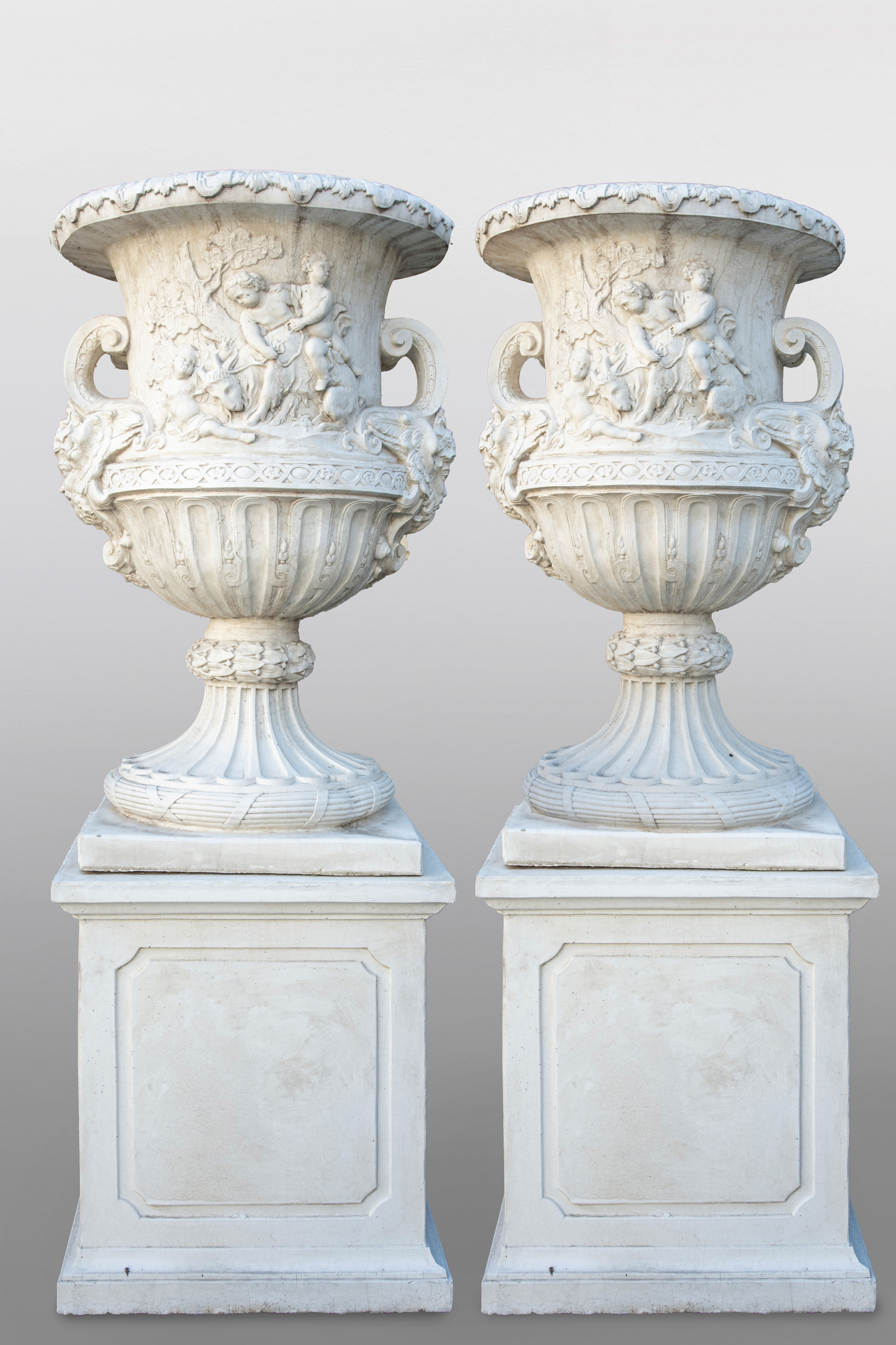 Pareja de grandes copas de piedra sobre peana decoradas con relieves de escenas alegóricas.
Medidas...