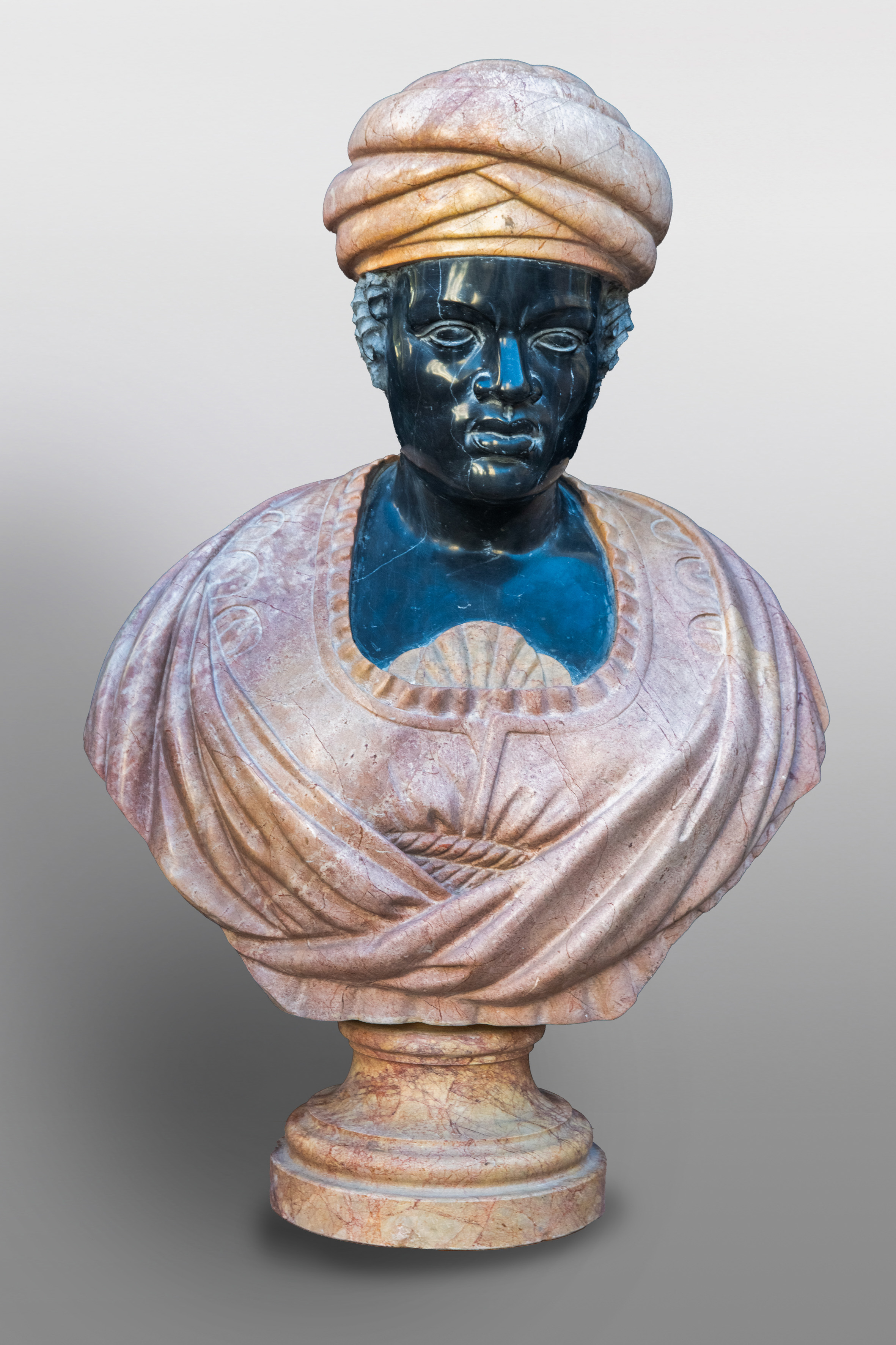 Busto de negro de Sudán en mármol.
Medidas: 70 x 58 cm.