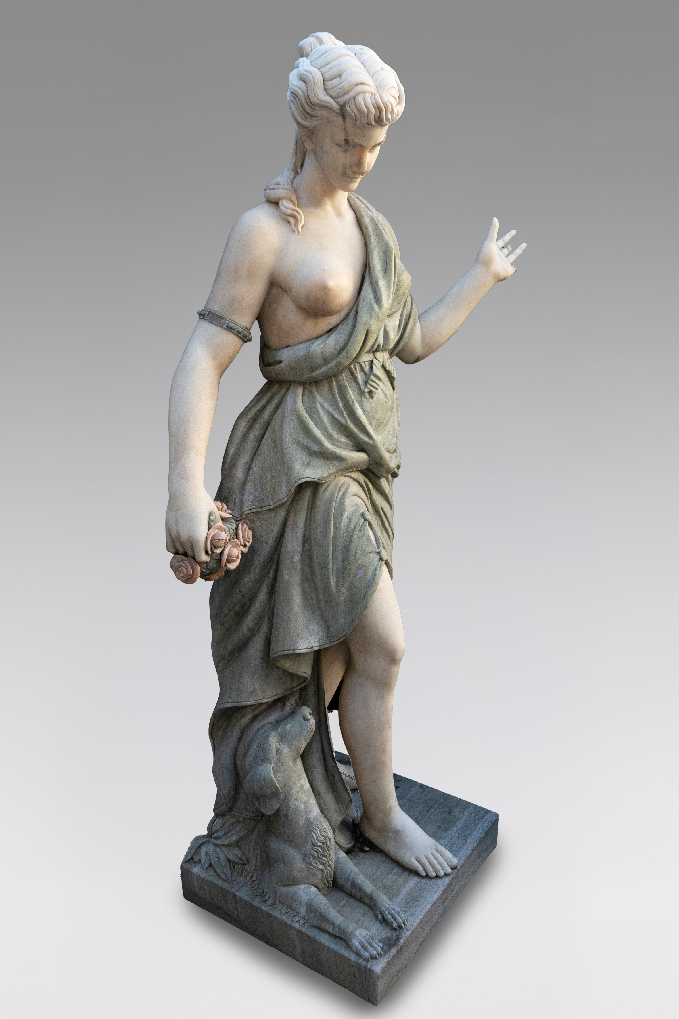 Figura femenina en mármol con flores y perro a los pies.
Con desperfectos.
Altura: 182 cm.