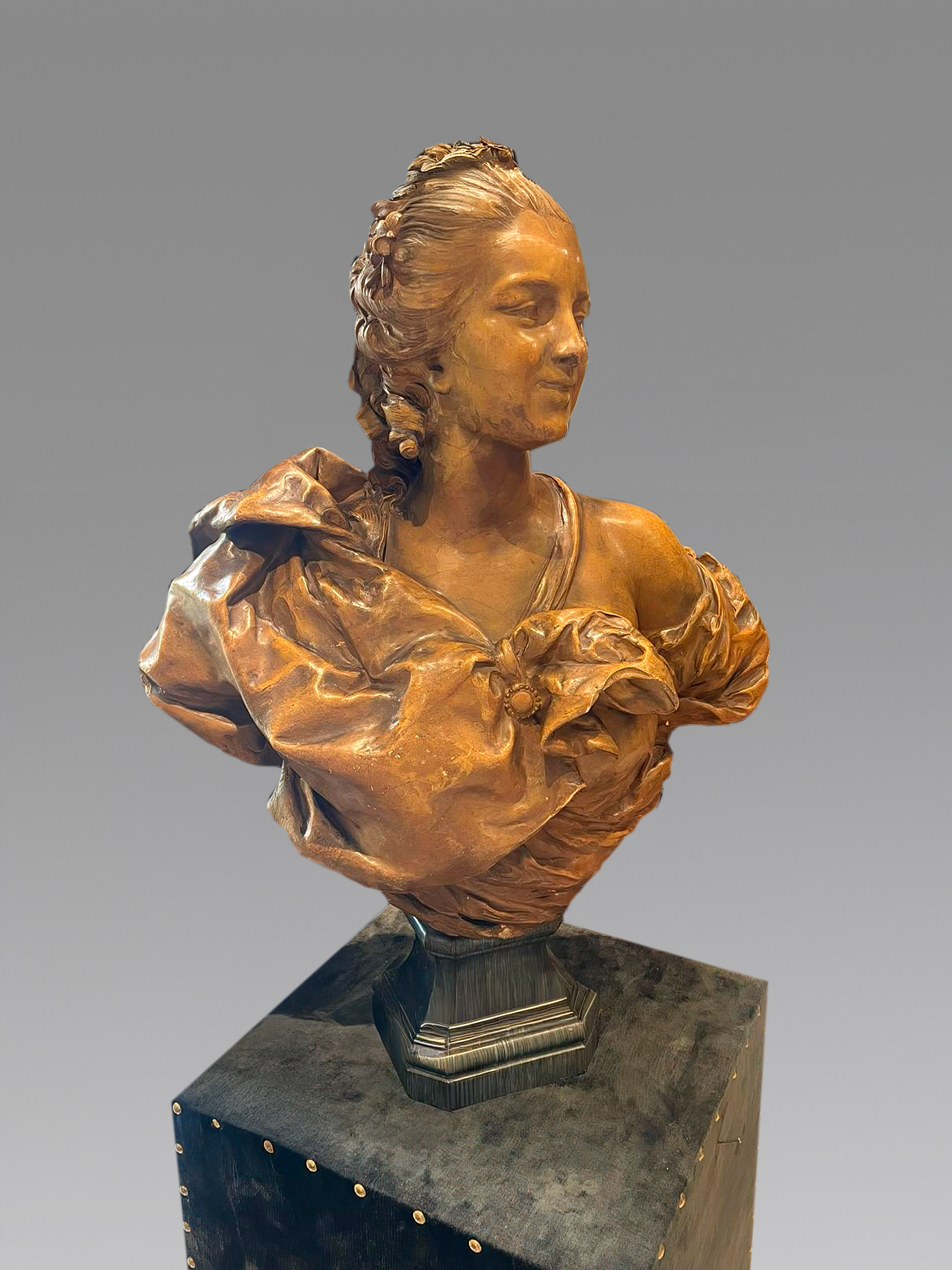 ESCUELA FRANCESA S.XIX
Busto de dama en terracota patinada.
Medidas c/p: 68 cm.