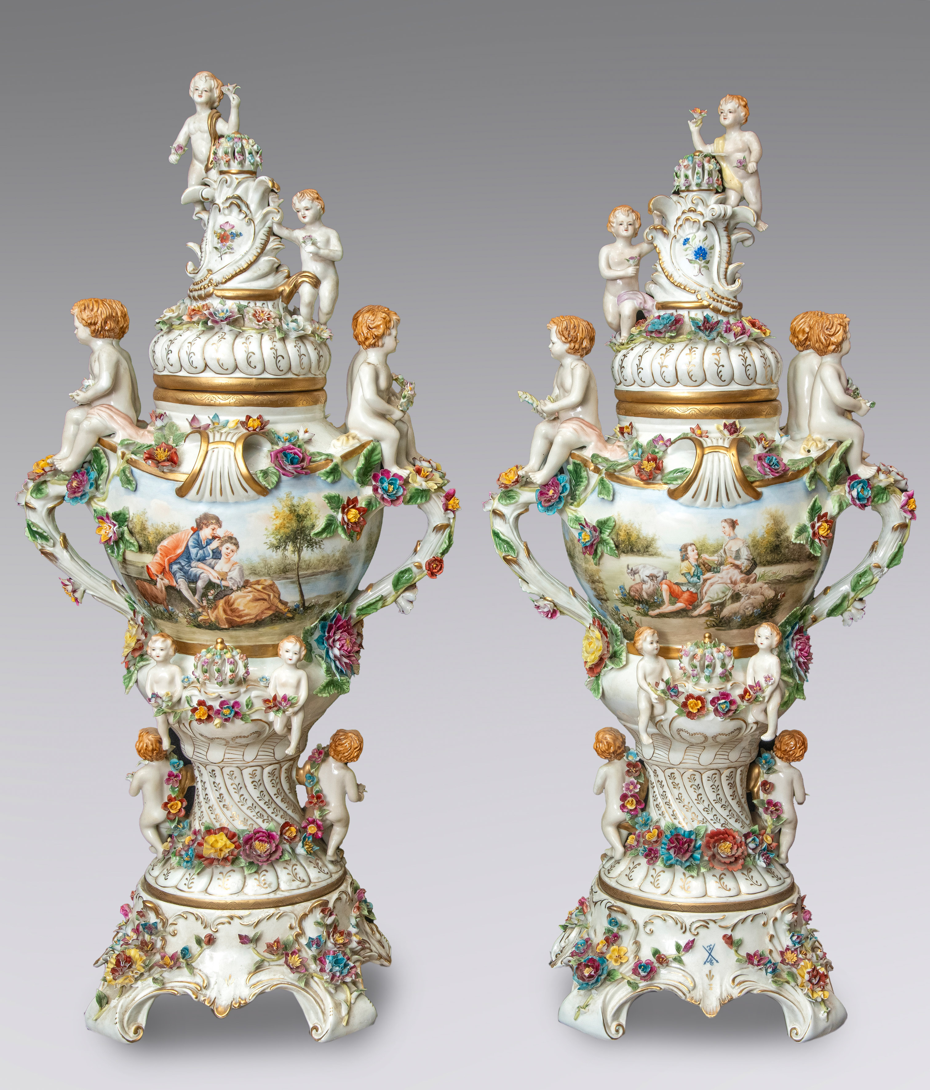 Pareja de grandes jarrones en porcelana Meissen. Segunda mitad S.XIX. 
Profusa decoración de flores...