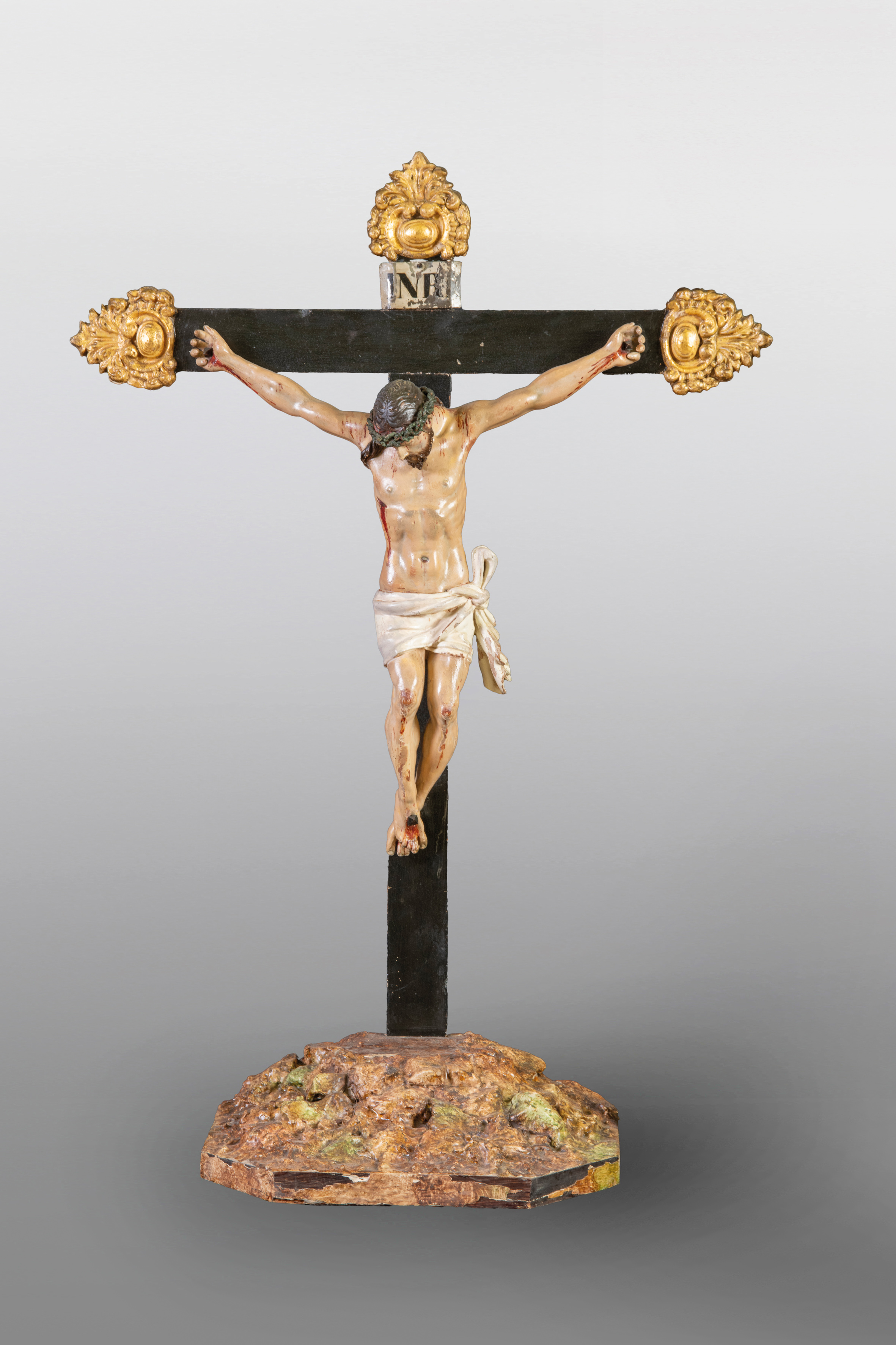 ESCUELA ESPAÑOLA S.XVII.
Cristo crucificado en madera tallada, policromada y con detalles...
