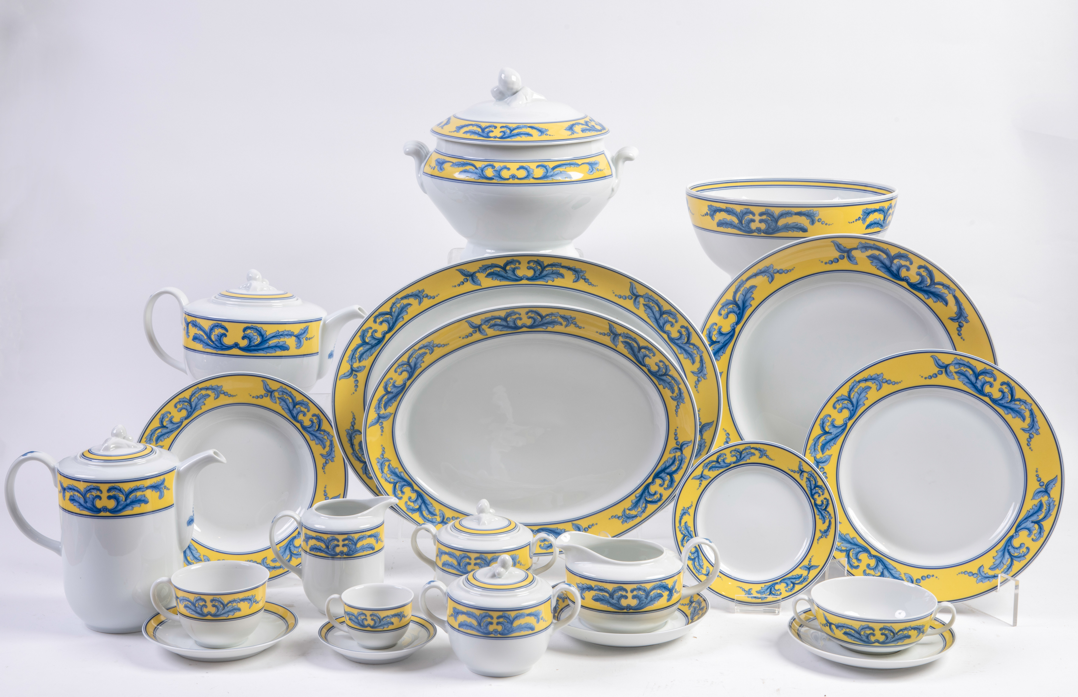 Vajilla en porcelana de Vista Alegre. modelo Salinas, Portugal, años 90
Fondo liso con alero en...