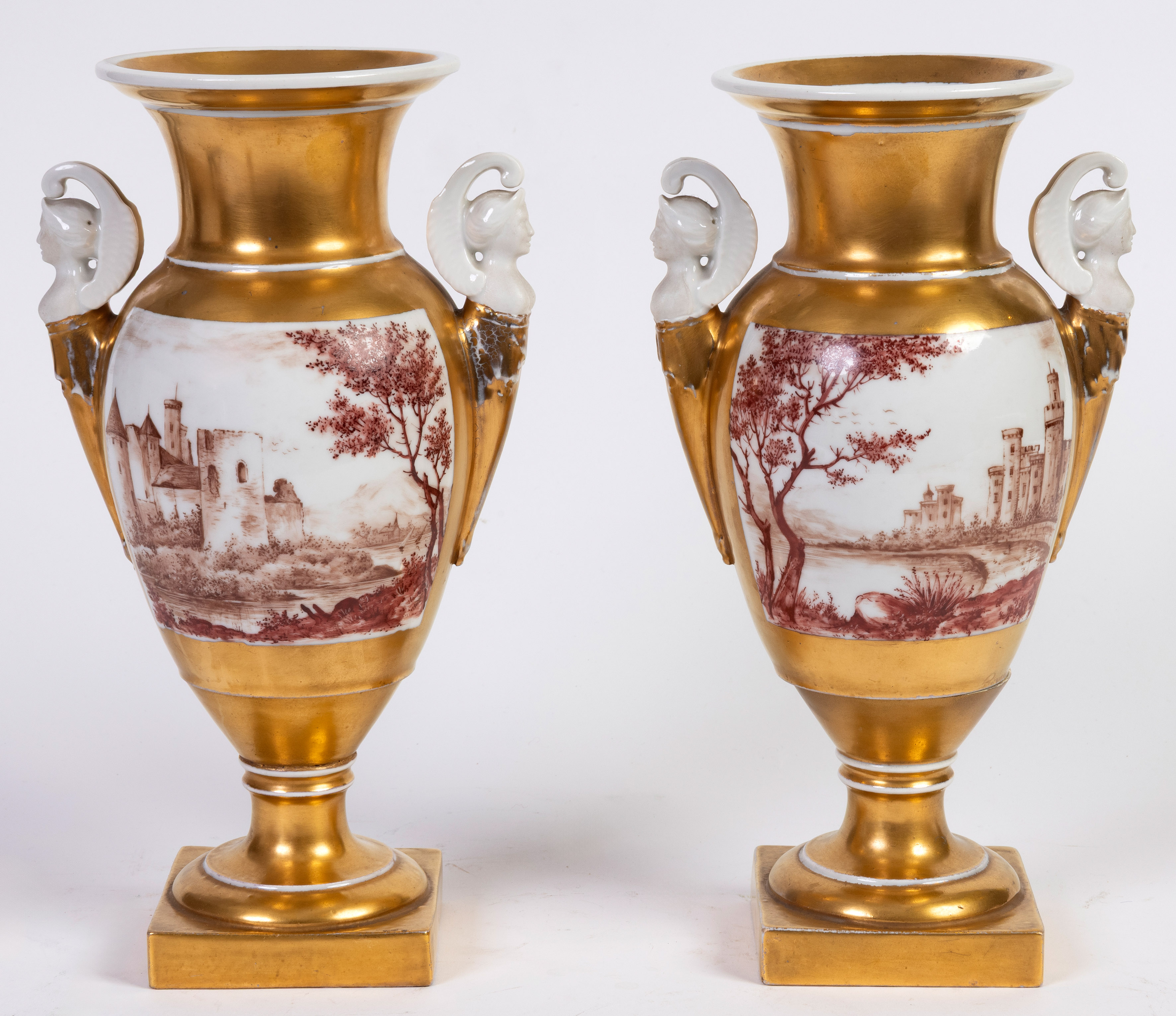 Pareja de jarrones en porcelana Viejo París, Francia, ca. 1880
En porcelana esmaltada y dorada con...
