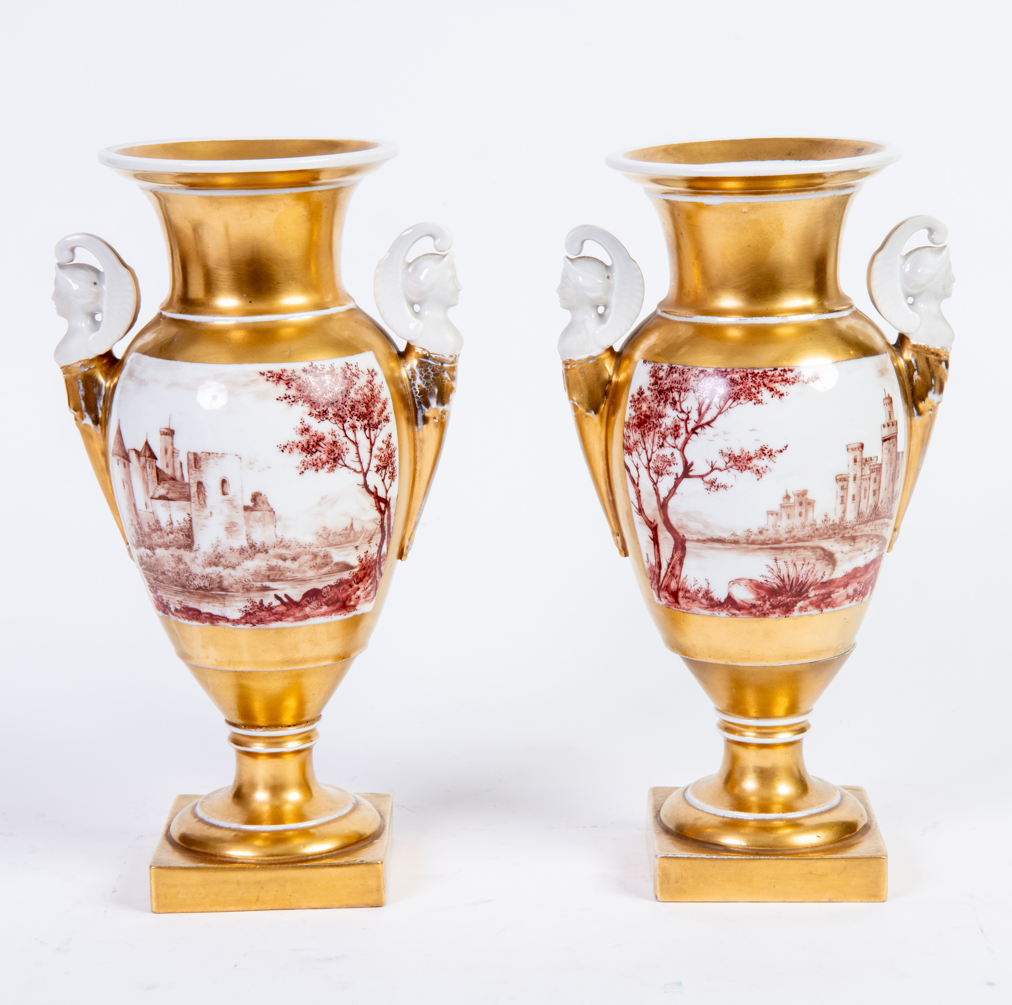 Cuatro jarrones en porcelana esmaltada y dorada Viejo París, Francia, S. XIX
Con decoración de...