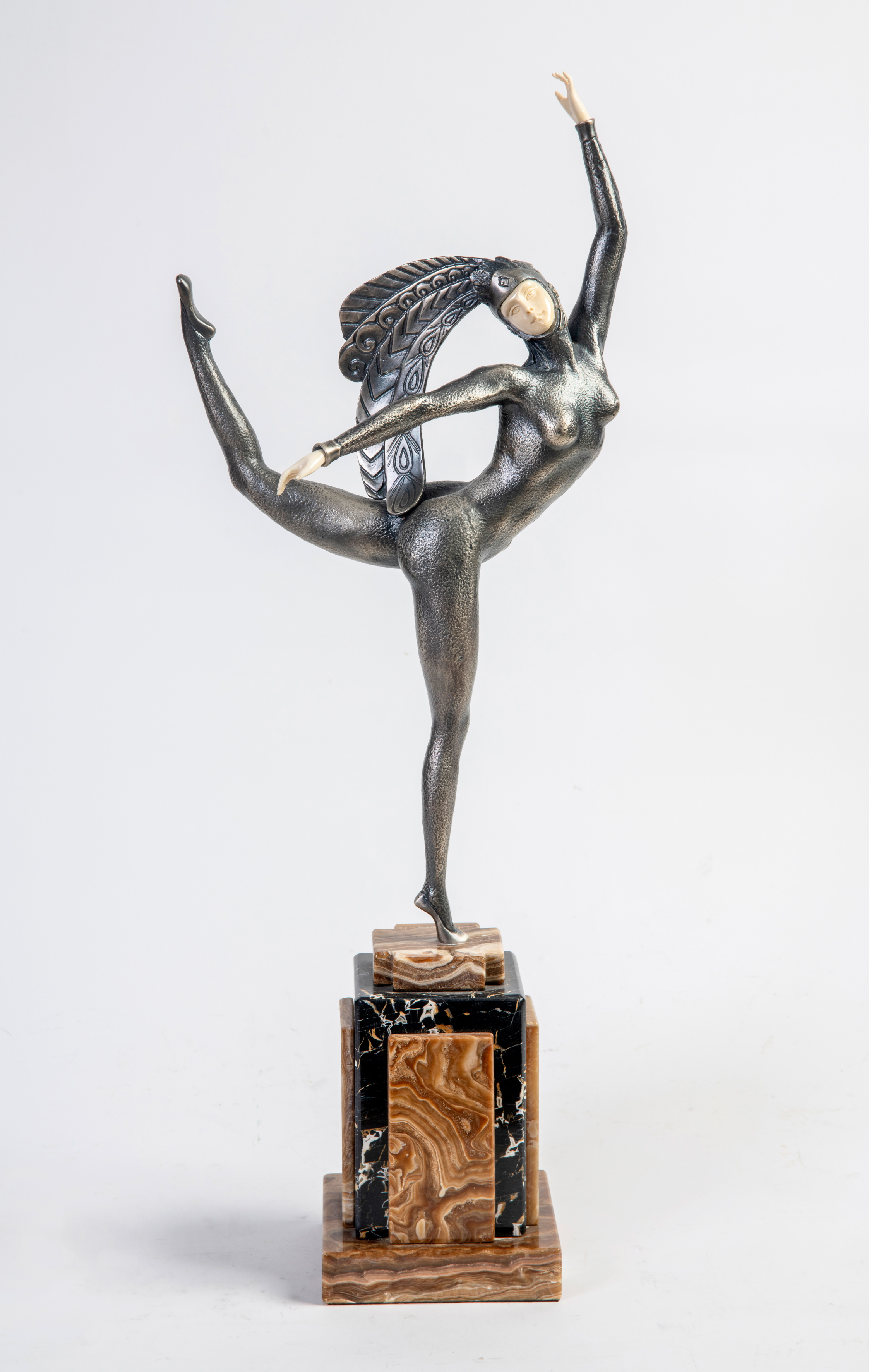 JEAN PIERRE MORANTE (Francia, 1882-1960)
"Paon danseur"
Crisoelefantina y bronce con peana de...