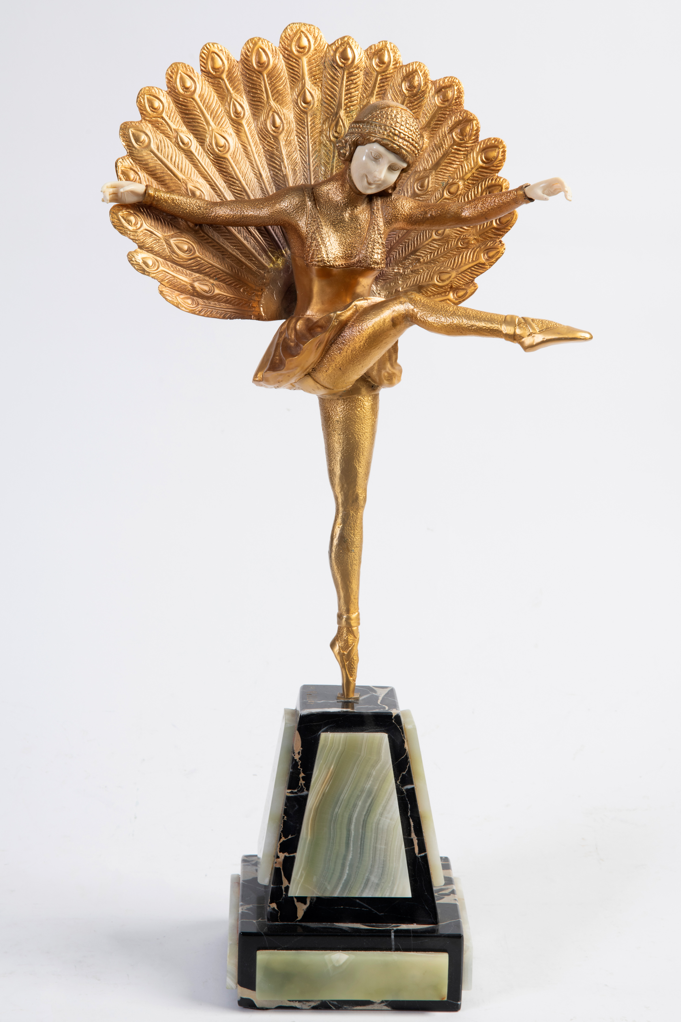 M. PELLIER
"Bailarina con plumas"
Crisoelefantina de bronce con baño de oro. Peana en mármol negro...