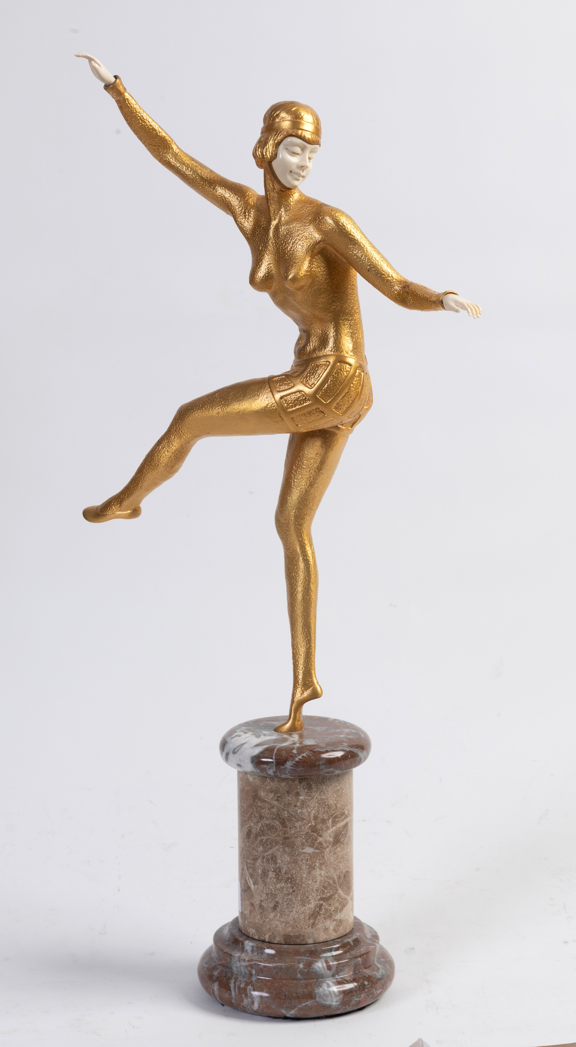 FANY ROZET (París, 1881-1958)
"Bailarina"
Crisoelefantina en bronce con peana en mármol...