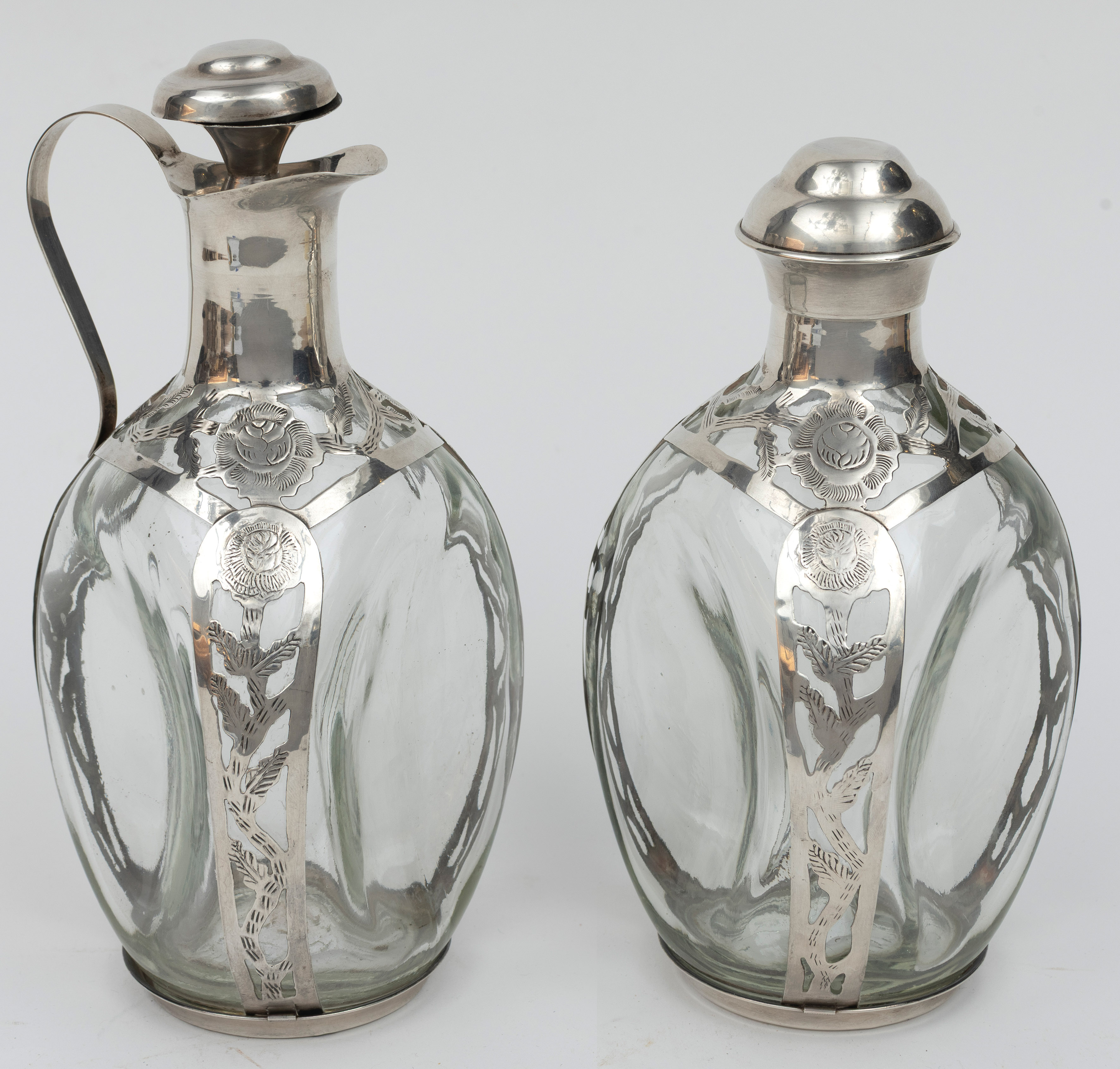 2 botellas licoreras en cristal soplado con monturas en plata mexicana labrada, ley 925
Altura: 24...