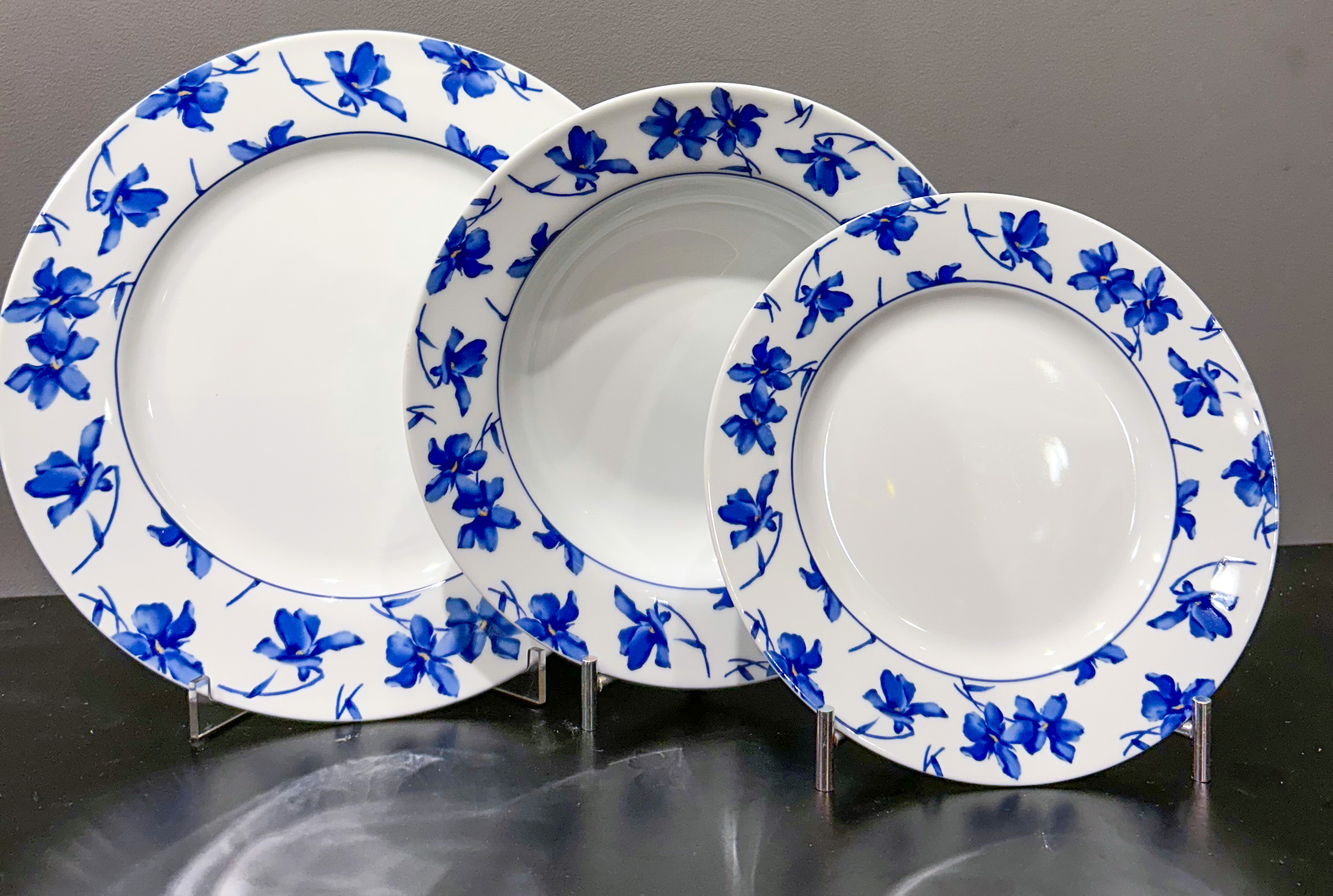 Vajilla en porcelana esmaltada de Vista Alegre, modelo Lazuli, Portugal, años 90
Con decoración de...